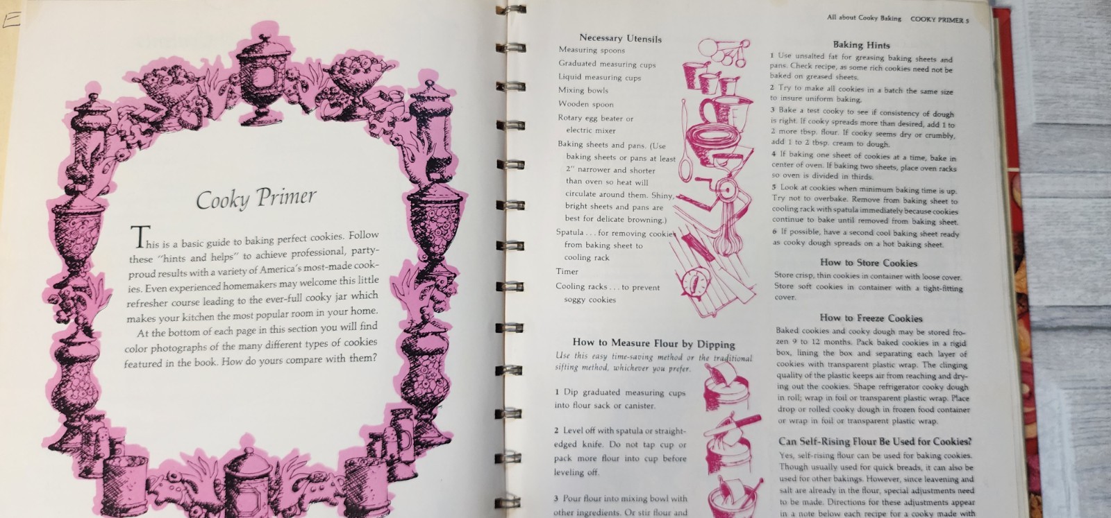 Betty Crocker’s Cooky Book 1973 450+ recipes grannycore color photos 156 pages