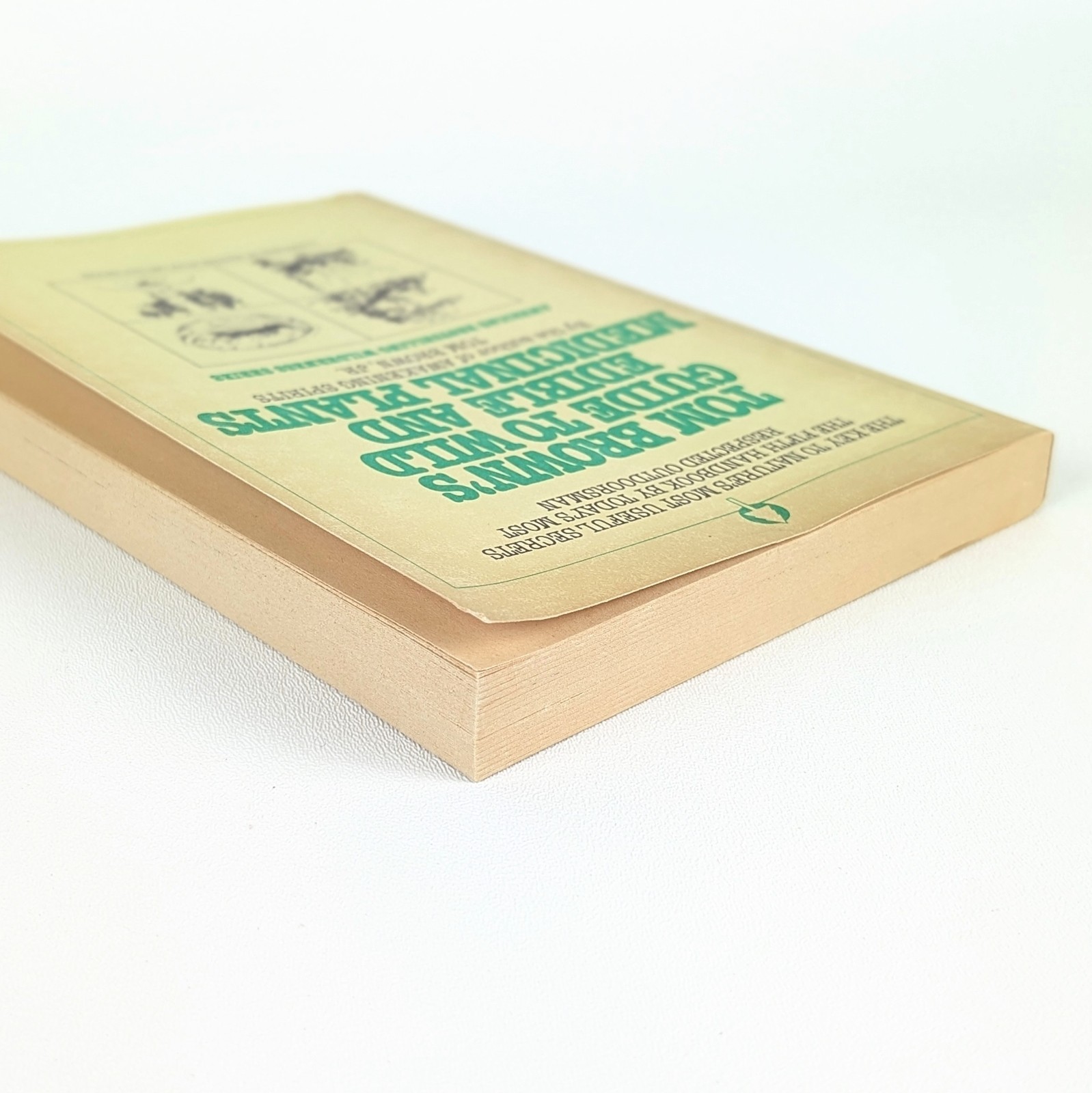 TOM BROWN’S GUIDE TO WILD EDIBLE AND MEDICINAL PLANTS by Tom Brown Jr. – 1985 PB