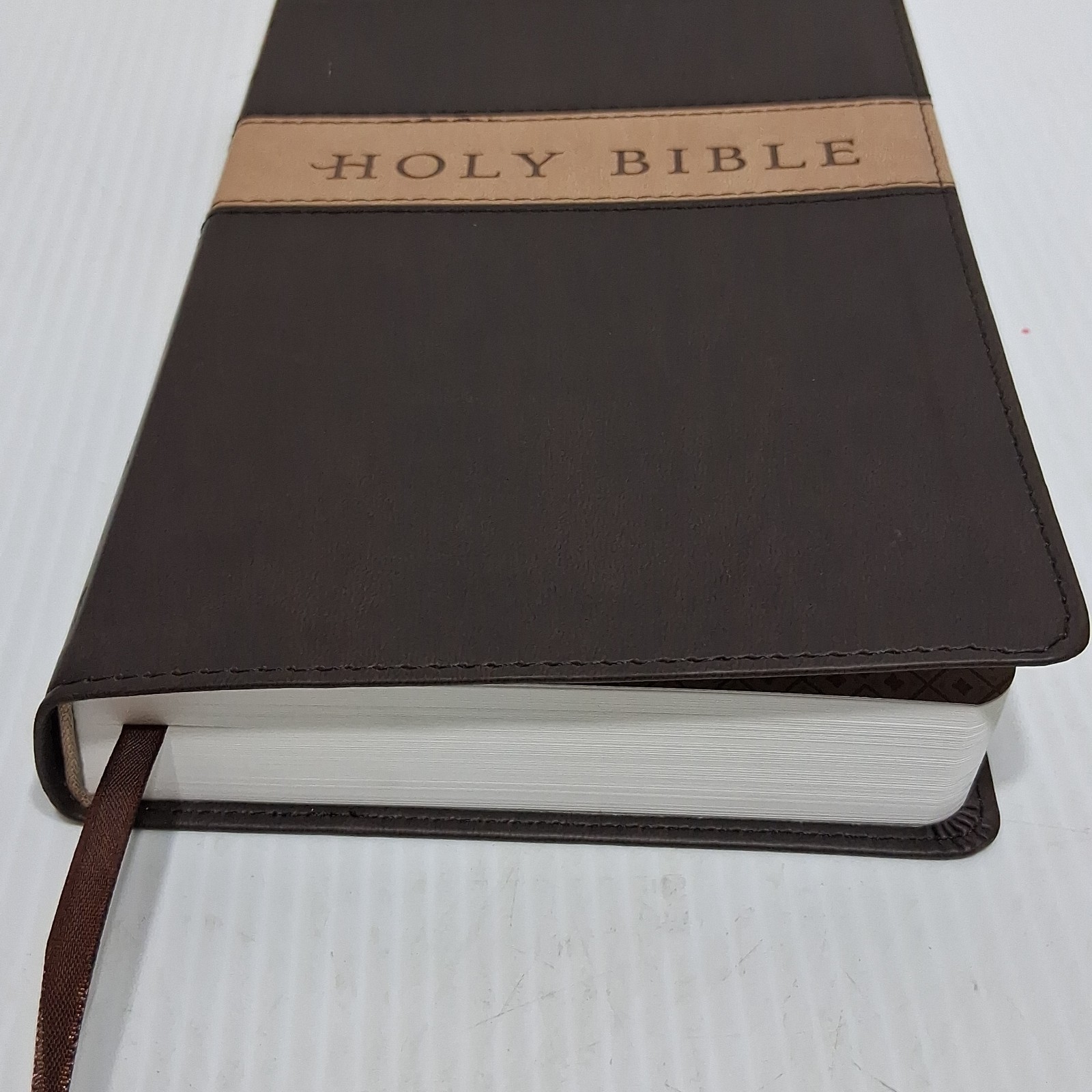 Holy Bible Gift & Award Edition New TYNDALE Living Translation READ