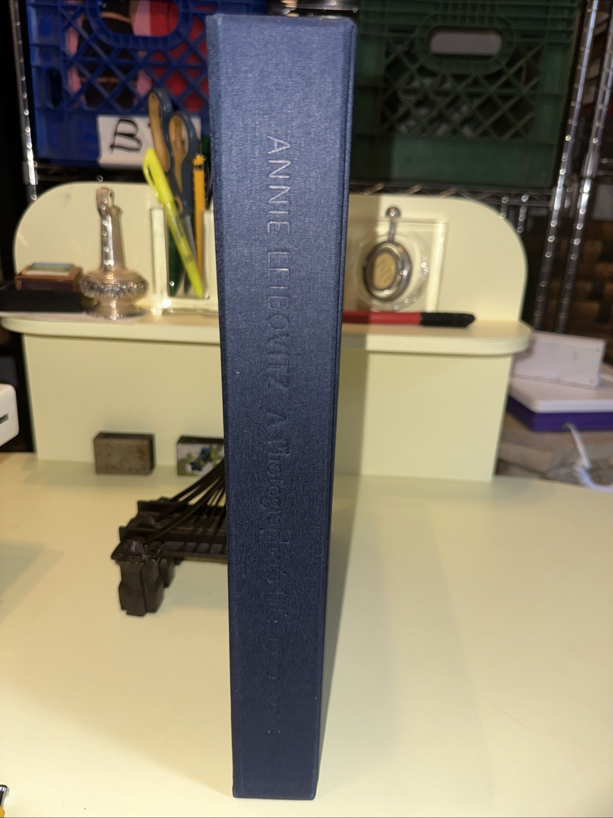 ANNIE LEIBOVITZ A PHOTOGRAPHERS LIFE 1990-2005 HC COLLECTIBLE TABLETOP BOOK 01