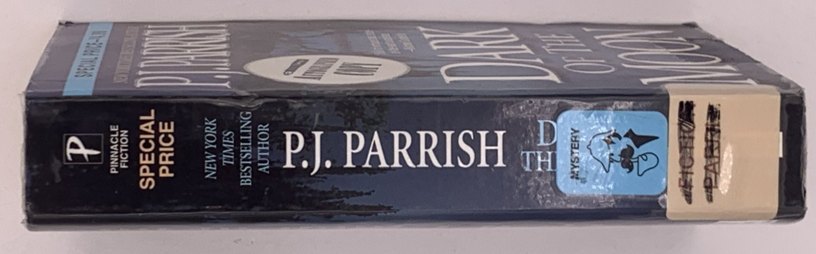 Dark of the Moon by P.J. Parrish, 2000 Paperback SIGNED Exlibrary, B166