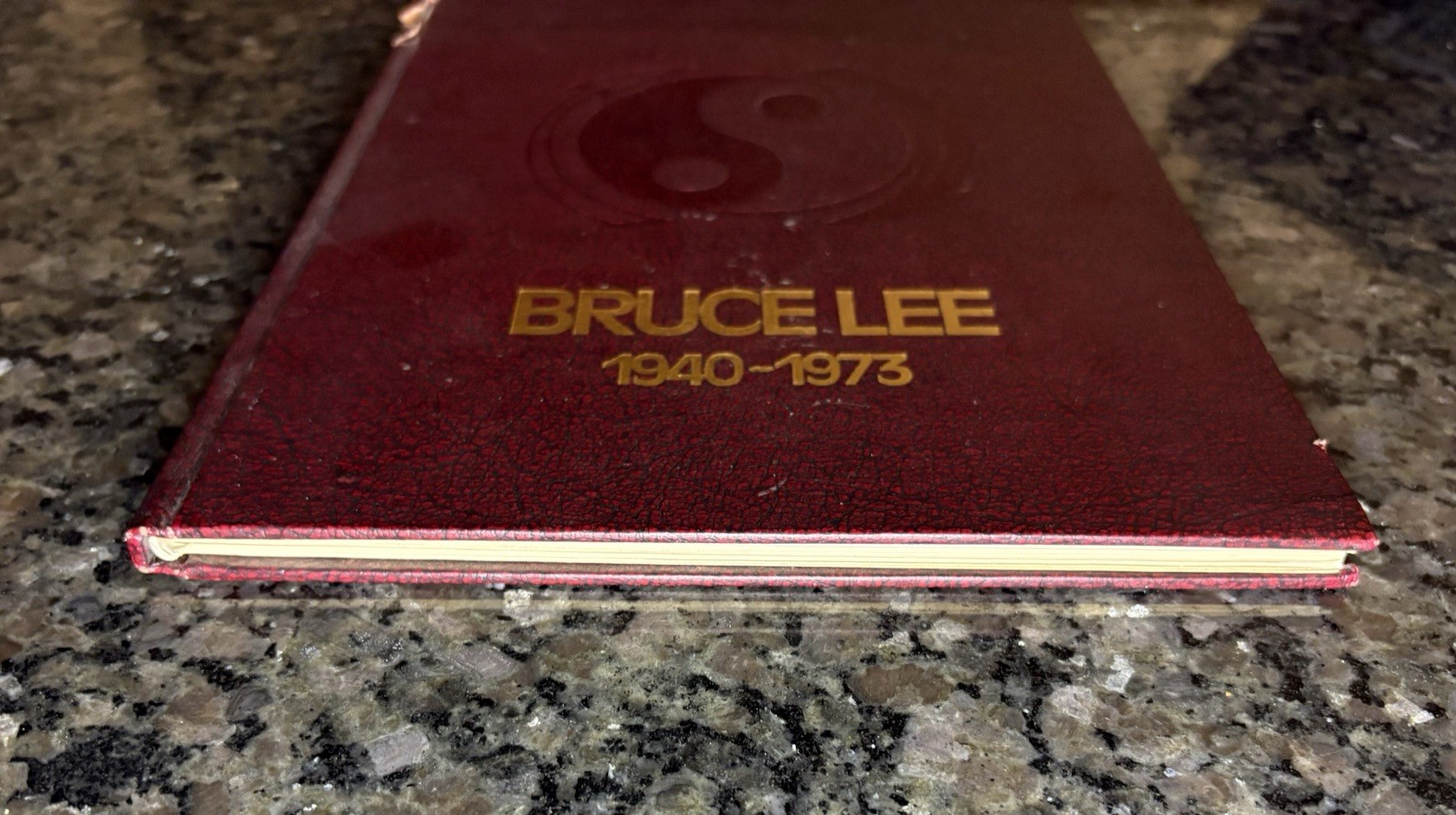BRUCE LEE 1940-1973 – Circa 1974. READ DESCRIPTION ABOUT BONUS PAGES (ERRORS)!!