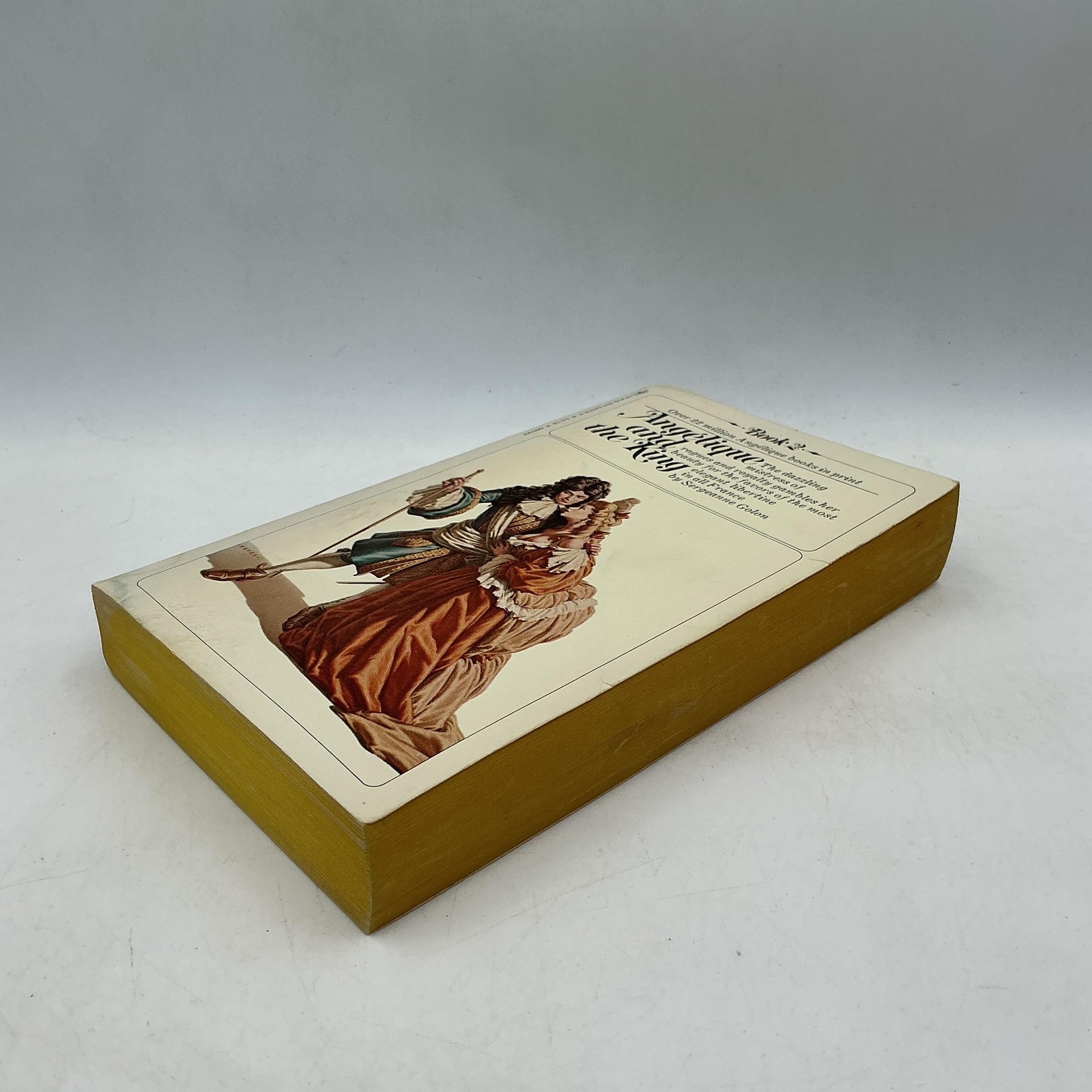 Vintage Angelique And The King Sergeanne Golon Bantam Cream PB 1961 USA