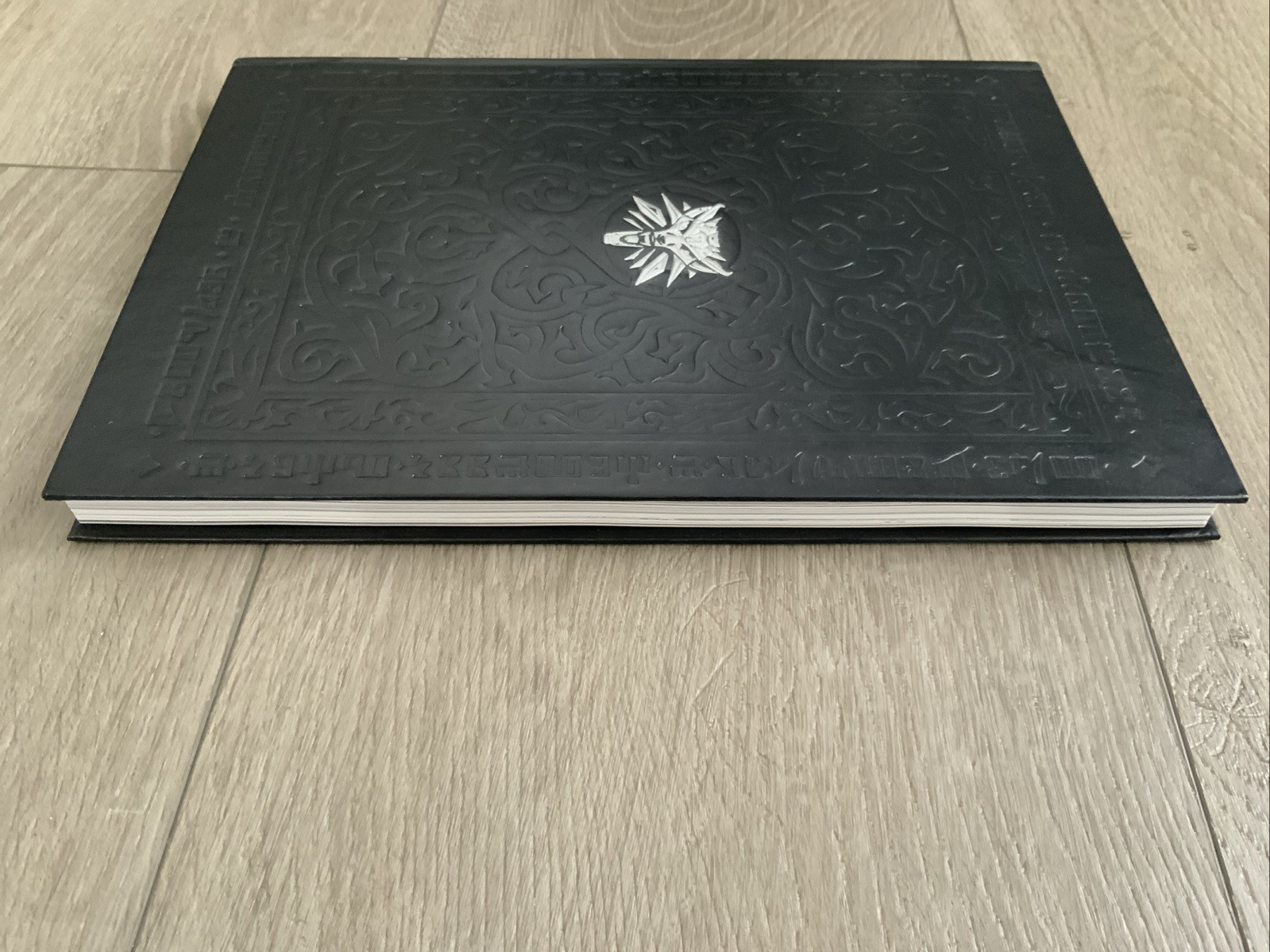 The Witcher 2 Assassins of Kings Collector’s Edition Dark Artbook