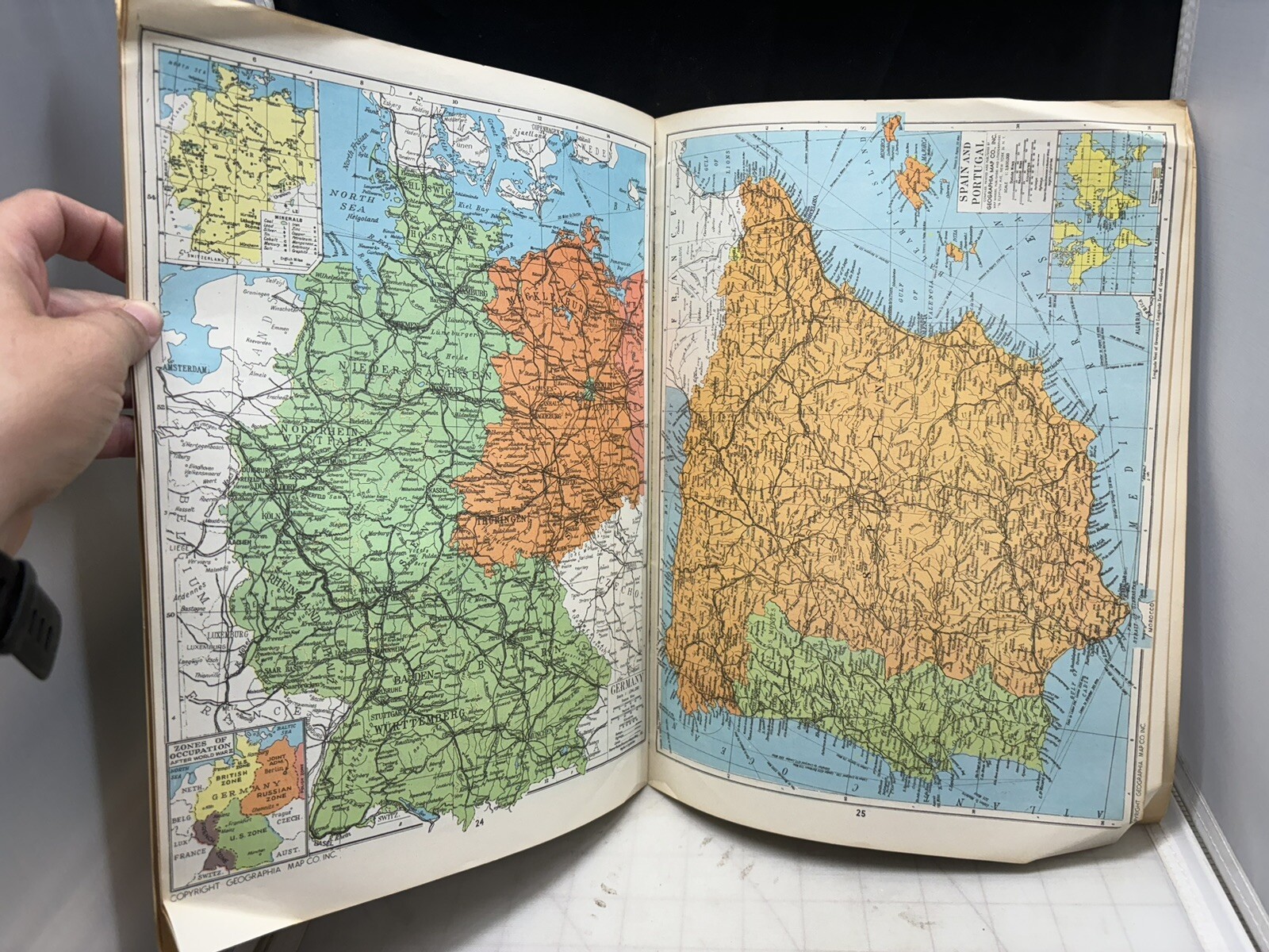 1962 Geographia World Atlas Newly Revised Edition 32 Pages Of Color Maps -MC1