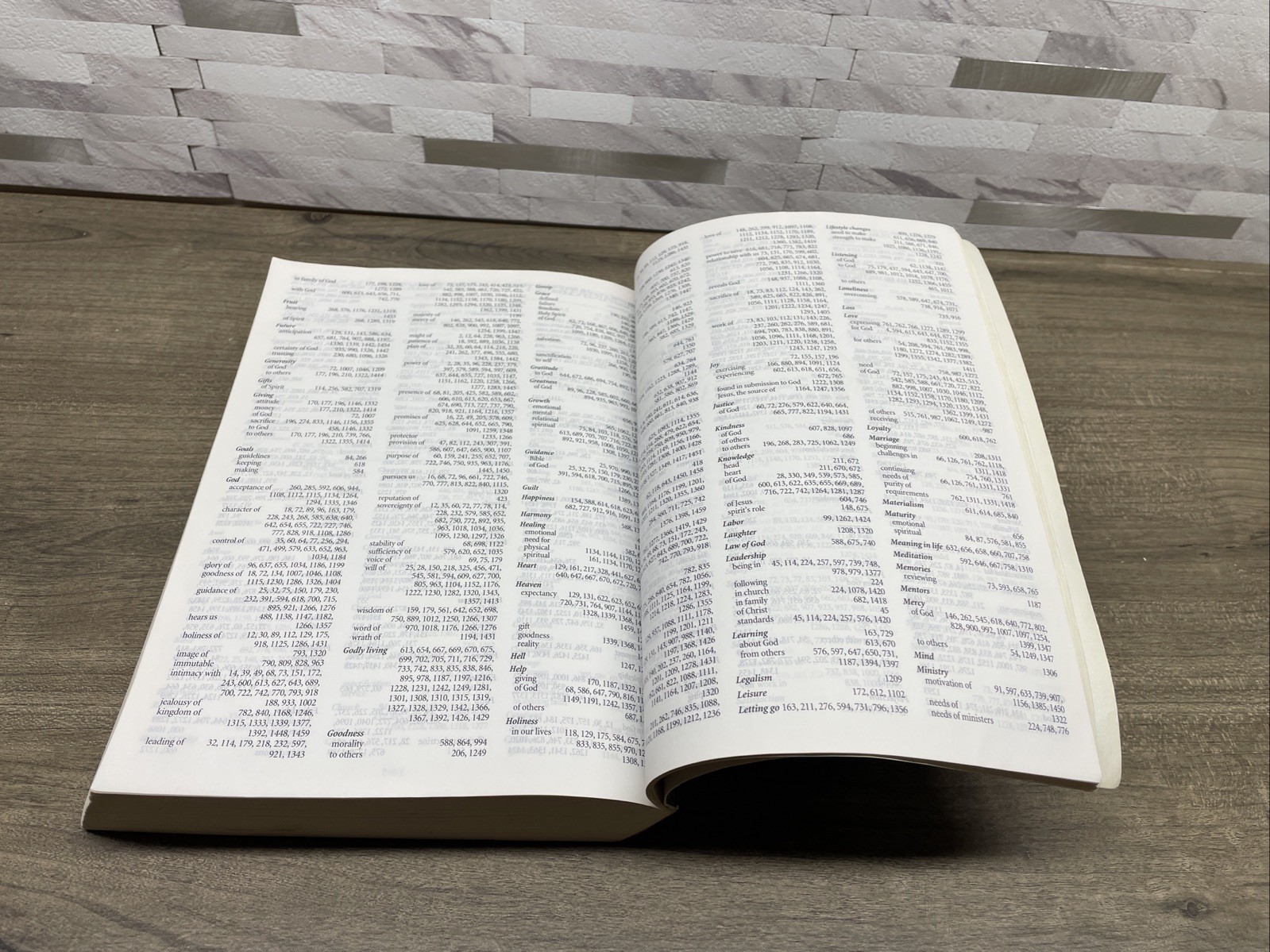 The Inspirational Bible (New Century Version, The Everyday Bible) – ACCEPTABLE