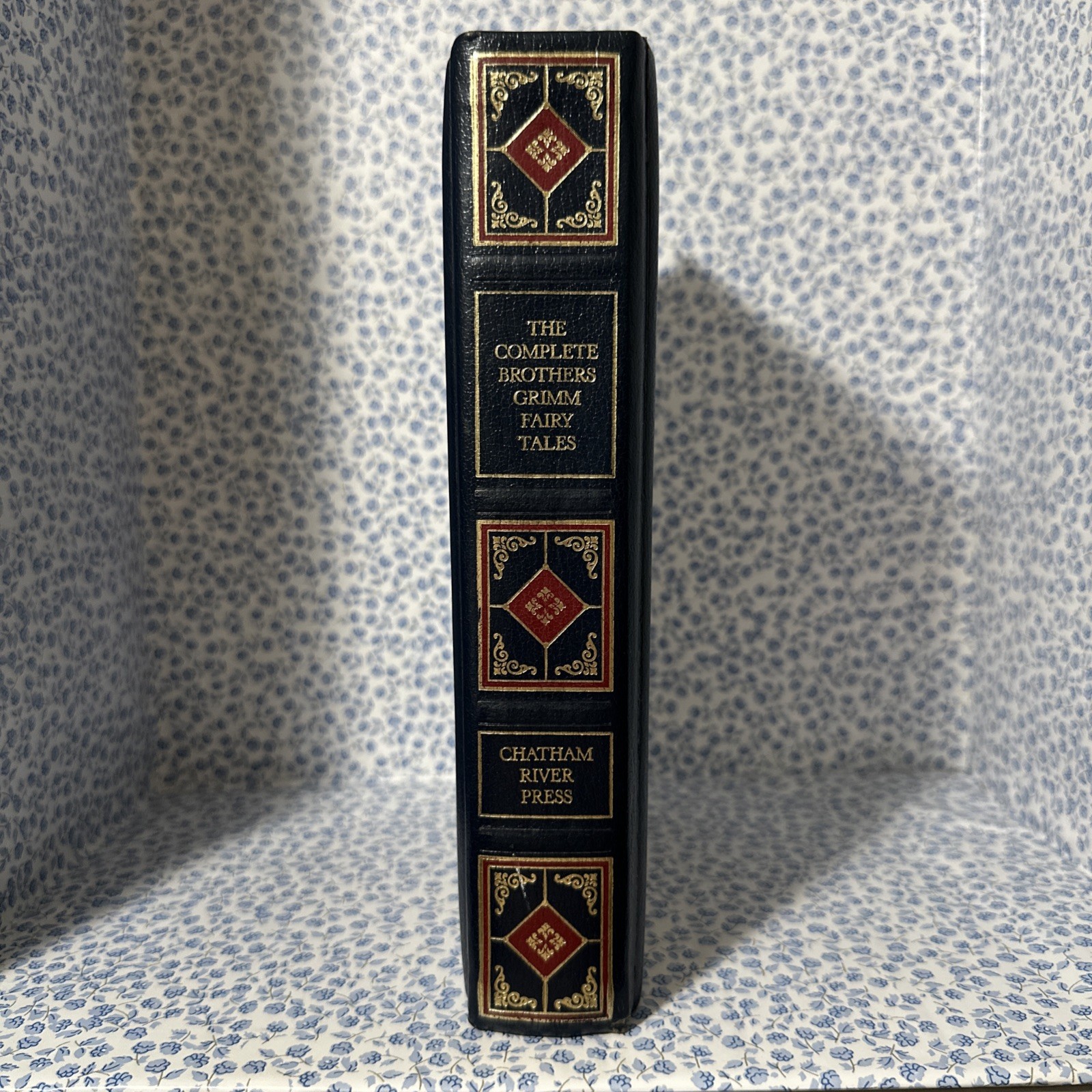 THE COMPLETE BROTHERS GRIMM FAIRY TALES, 1981 Chatham River Press. Lovely Cover.