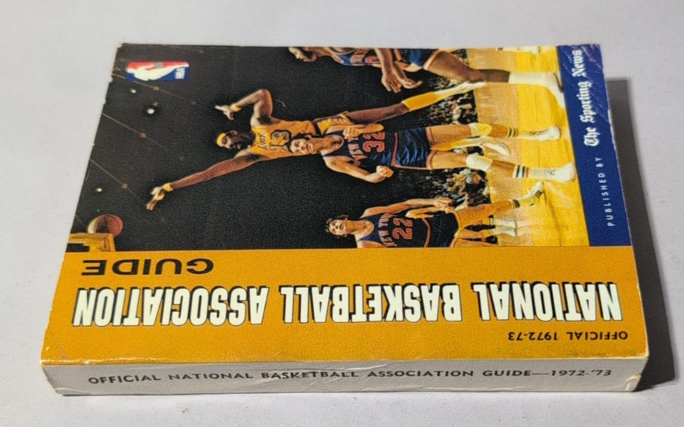 1972-73 NBA OFFICIAL SPORTING NEWS BASKETBALL GUIDE WILT CHAMBERLAIN COVER