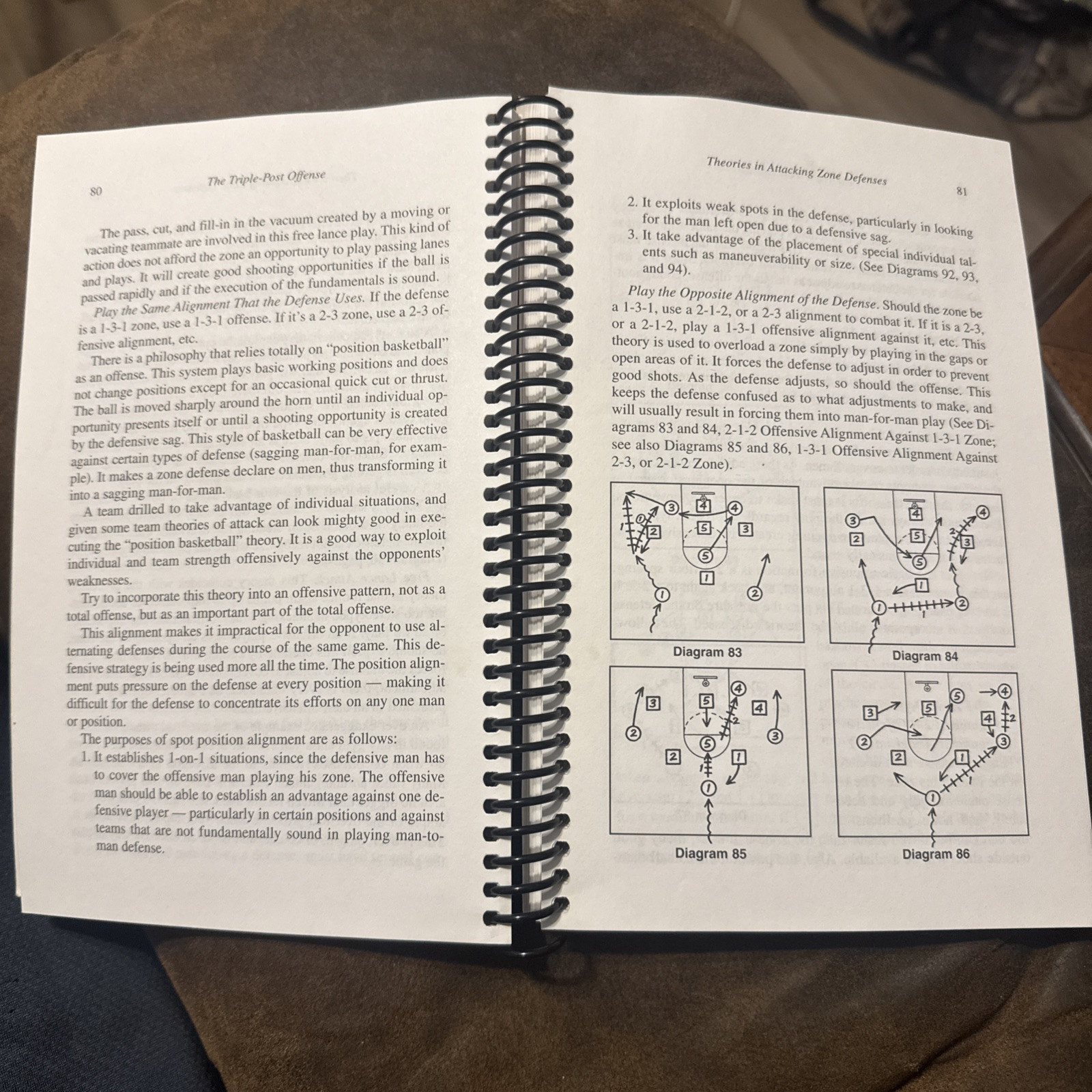The Triple-Post Offense (Sideline Triangle) by Fred „Tex“ Winter – Spiralbound