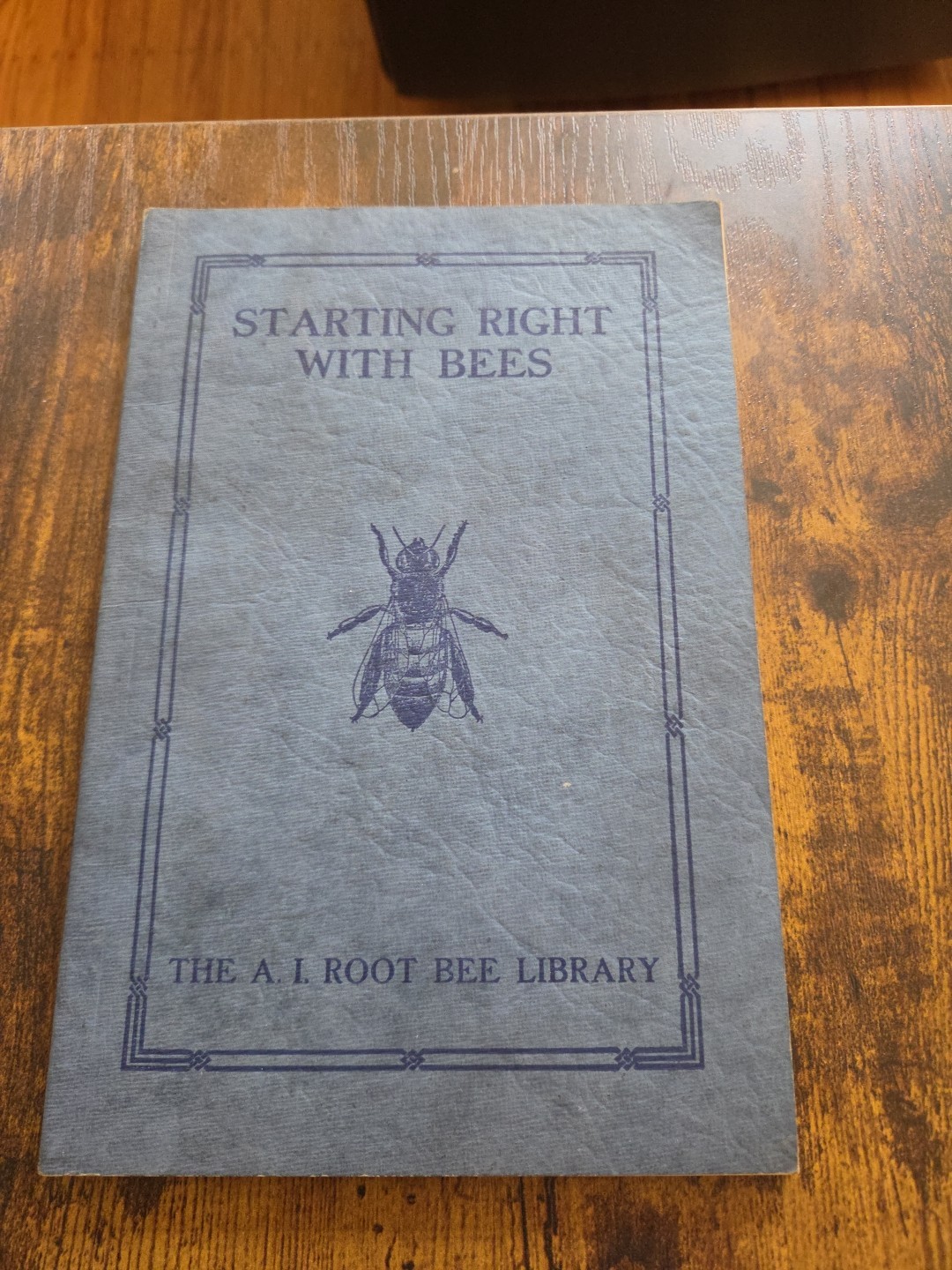 Rare 1922 First Edition „Starting Right with Bees“