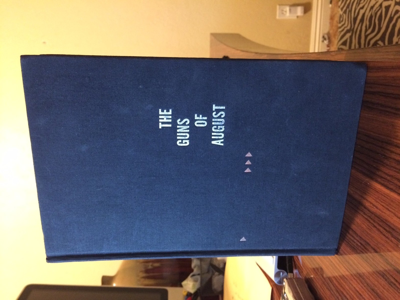 The GUNS OF AUGUST – Tuchman, Barbara W. – Acceptable – See condition notes