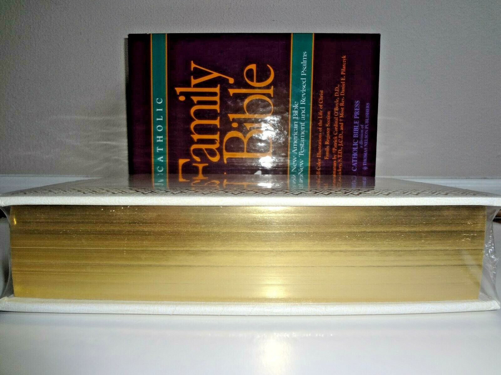 „Catholic Family Bible“ NEW Ivory And Gold 11″ x 9″ Great Gift