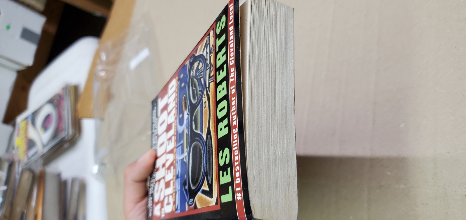 A Shoot in Cleveland By Les Roberts St. Martin’s Press 1999 Mystery Paperback