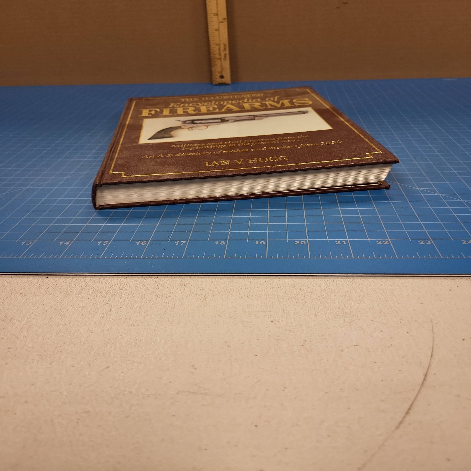 Illustrated Encyclopedia Firearms Ian V Hogg Gun Book History Reference Guide