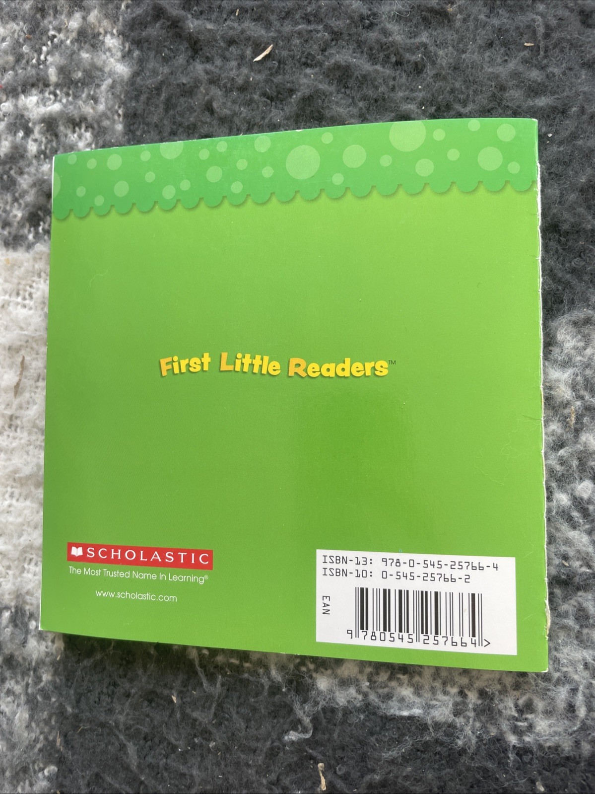 FIRST LITTLE READERS, LIZ CHARLESWORTH, SQUARES ARE EVERYWHERE, 14 by 14CM