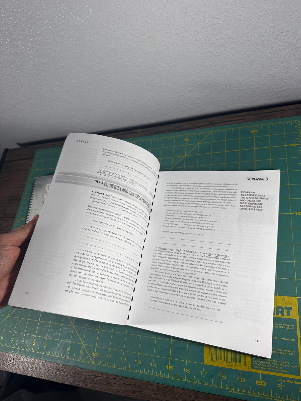 Daniel – Bible Study Book: Lives of Integrity, Words of Prophecy, Moore, Beth, V