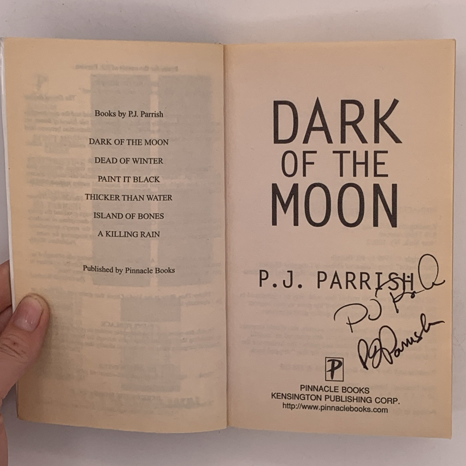 Dark of the Moon by P.J. Parrish, 2000 Paperback SIGNED Exlibrary, B166