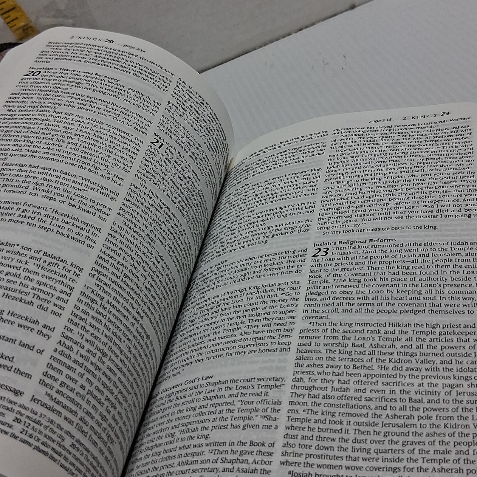 Holy Bible Gift & Award Edition New TYNDALE Living Translation READ