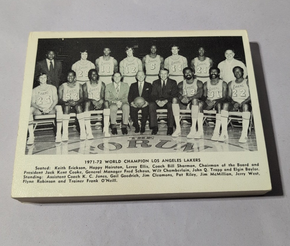 1972-73 NBA OFFICIAL SPORTING NEWS BASKETBALL GUIDE WILT CHAMBERLAIN COVER