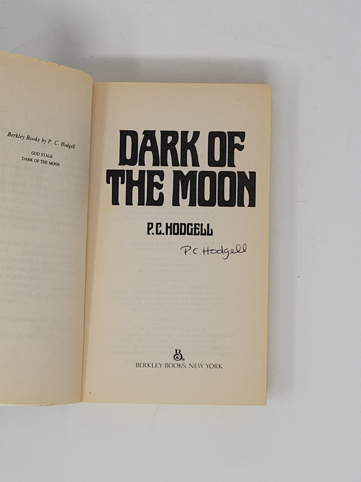 P. C. HODGELL SIGNED PAPERBACK 1ST – Dark of the Moon, Kencyrath, Book #2