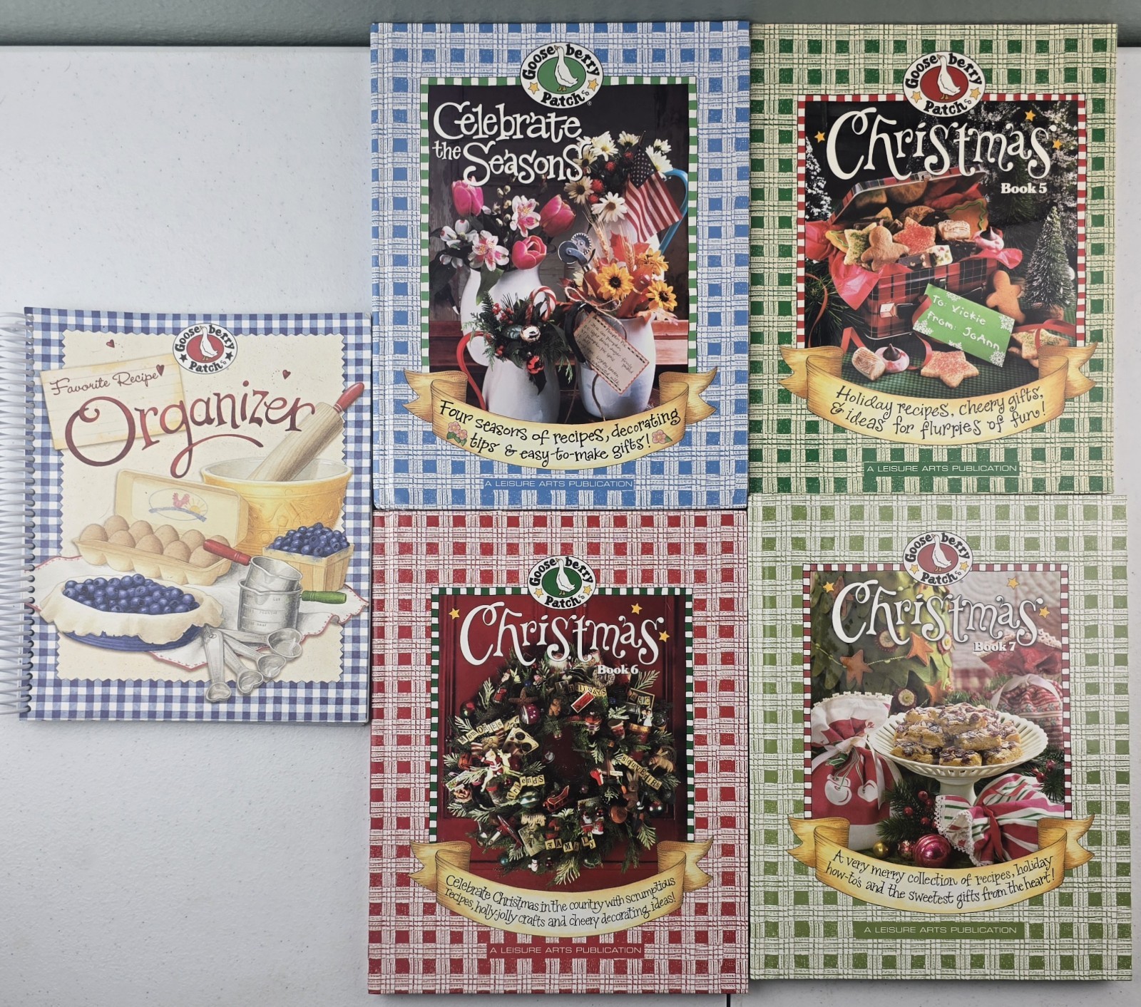 Lot of 5 Gooseberry Patch Cookbooks & Crafts w/ Organizer Hardcover & Paperback
