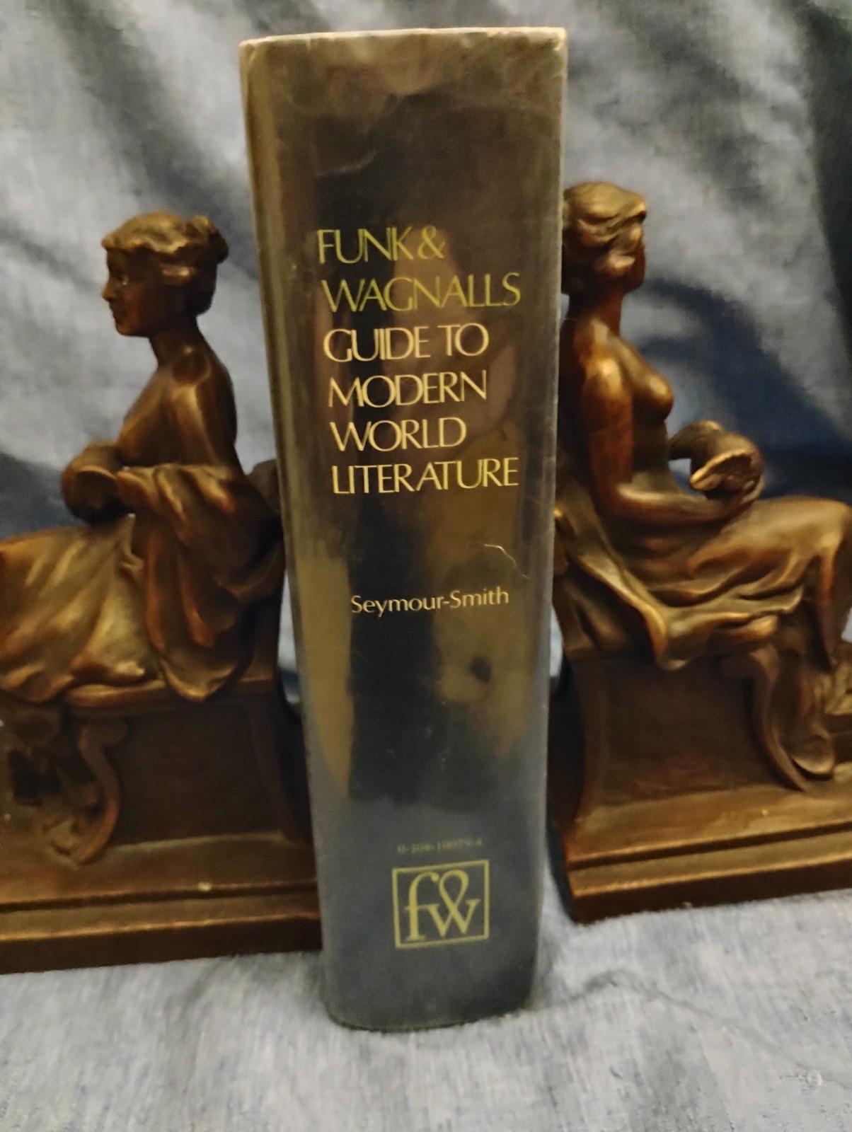 FUNK AND WAGNALL’S GUIDE TO MODERN WORLD LITERATURE,1973 1ST ED. M SMITH 1206PGS