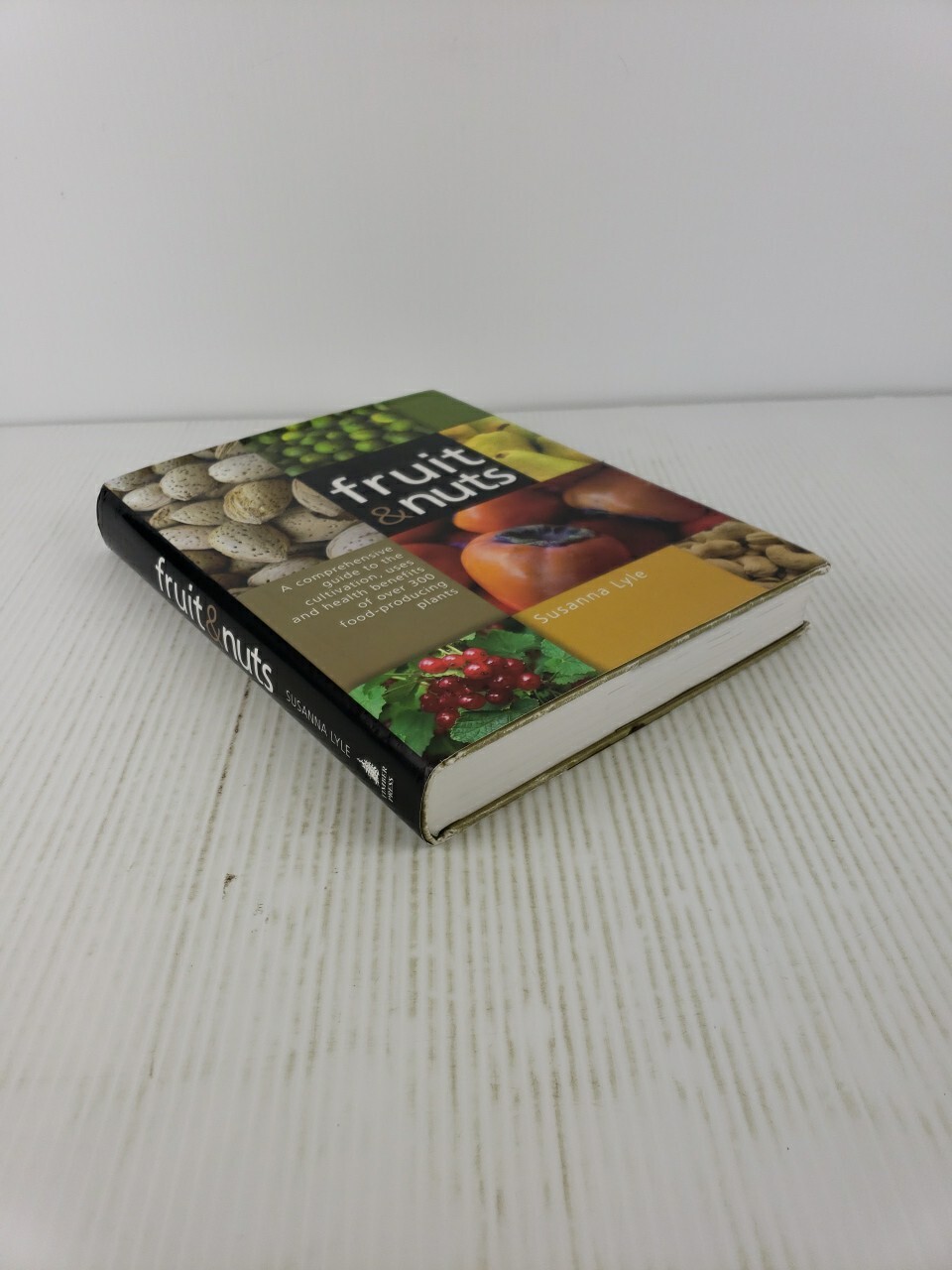 Fruit and Nuts : A Comprehensive Guide to the Cultivation, Uses and Health
