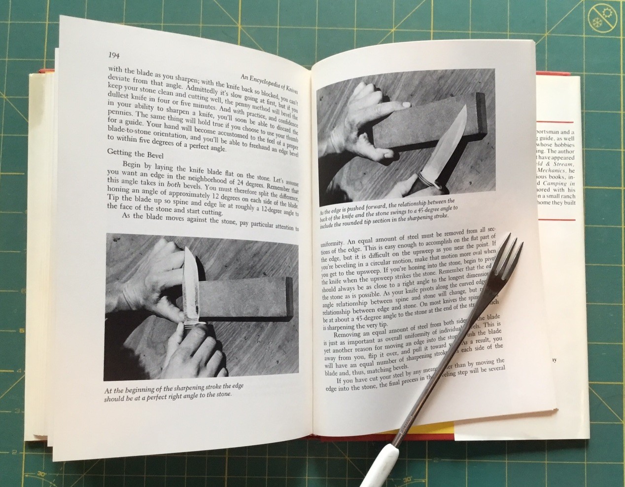 An Encyclopedia of Knives by Norman M. Strung, 1976 book, 220 Pages Many Picture