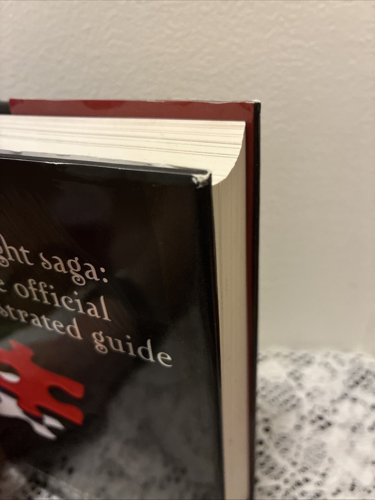 Twilight Saga Official Illustrated Guide Hardcover 1st Edition/Printing HCDJ