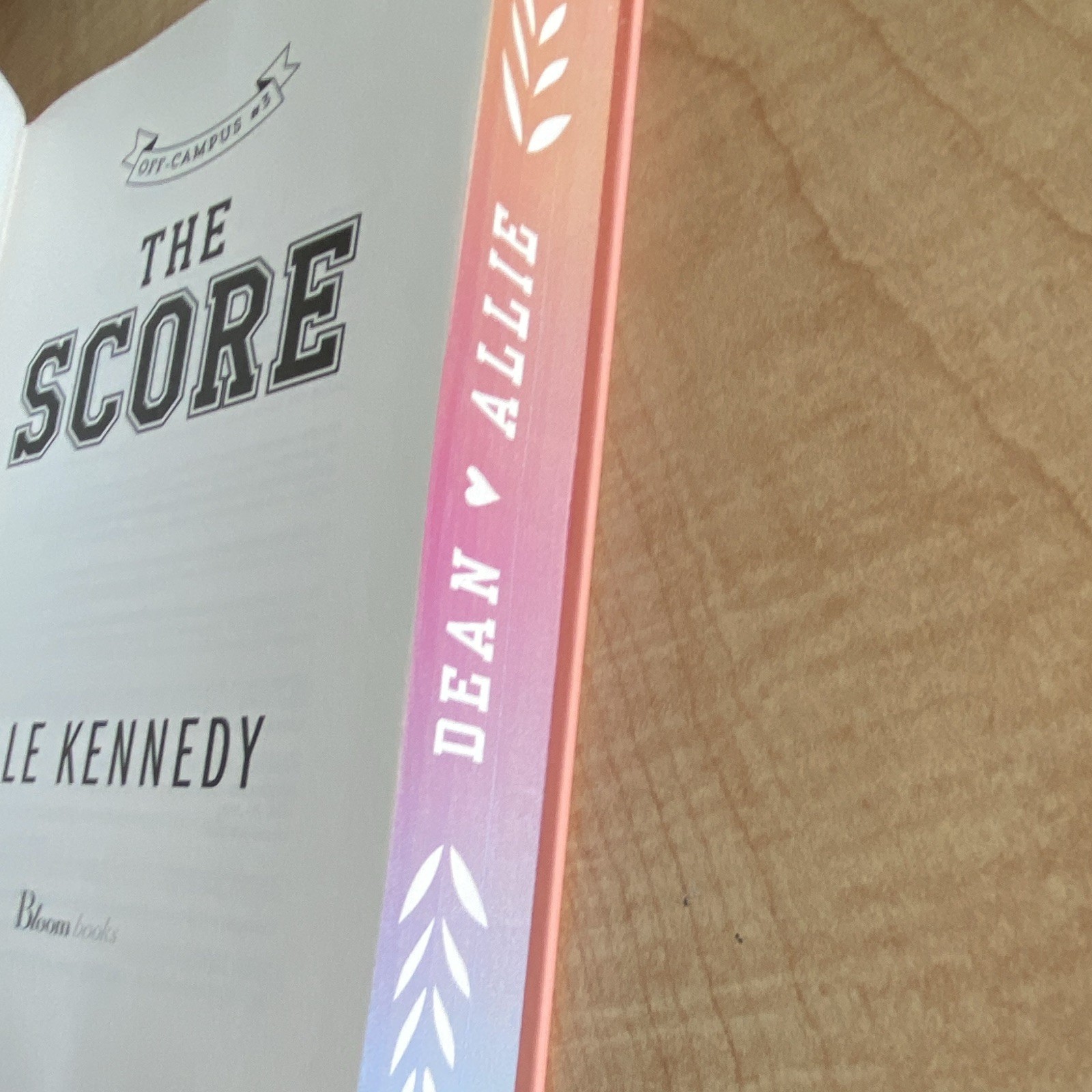 The Score (Off-Campus) by Elle Kennedy, Bloom Books, YA Romance Novel, HC