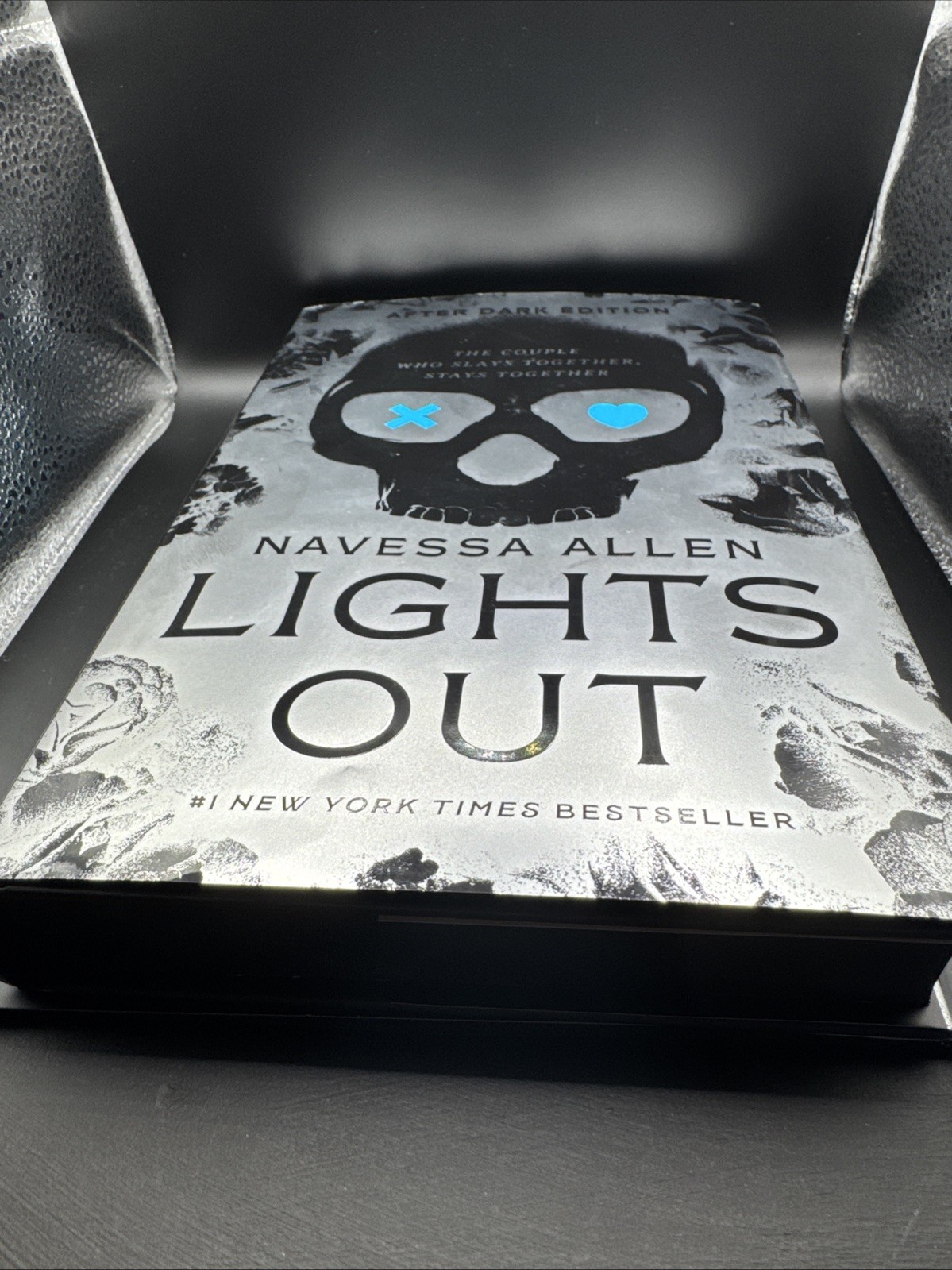 Lights Out Collector’s Edition : An into Darkness Novel by Navessa Allen (2025,