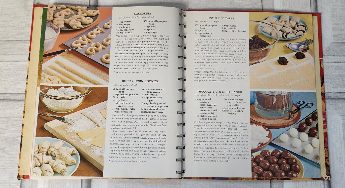 Betty Crocker’s Cooky Book 1973 450+ recipes grannycore color photos 156 pages