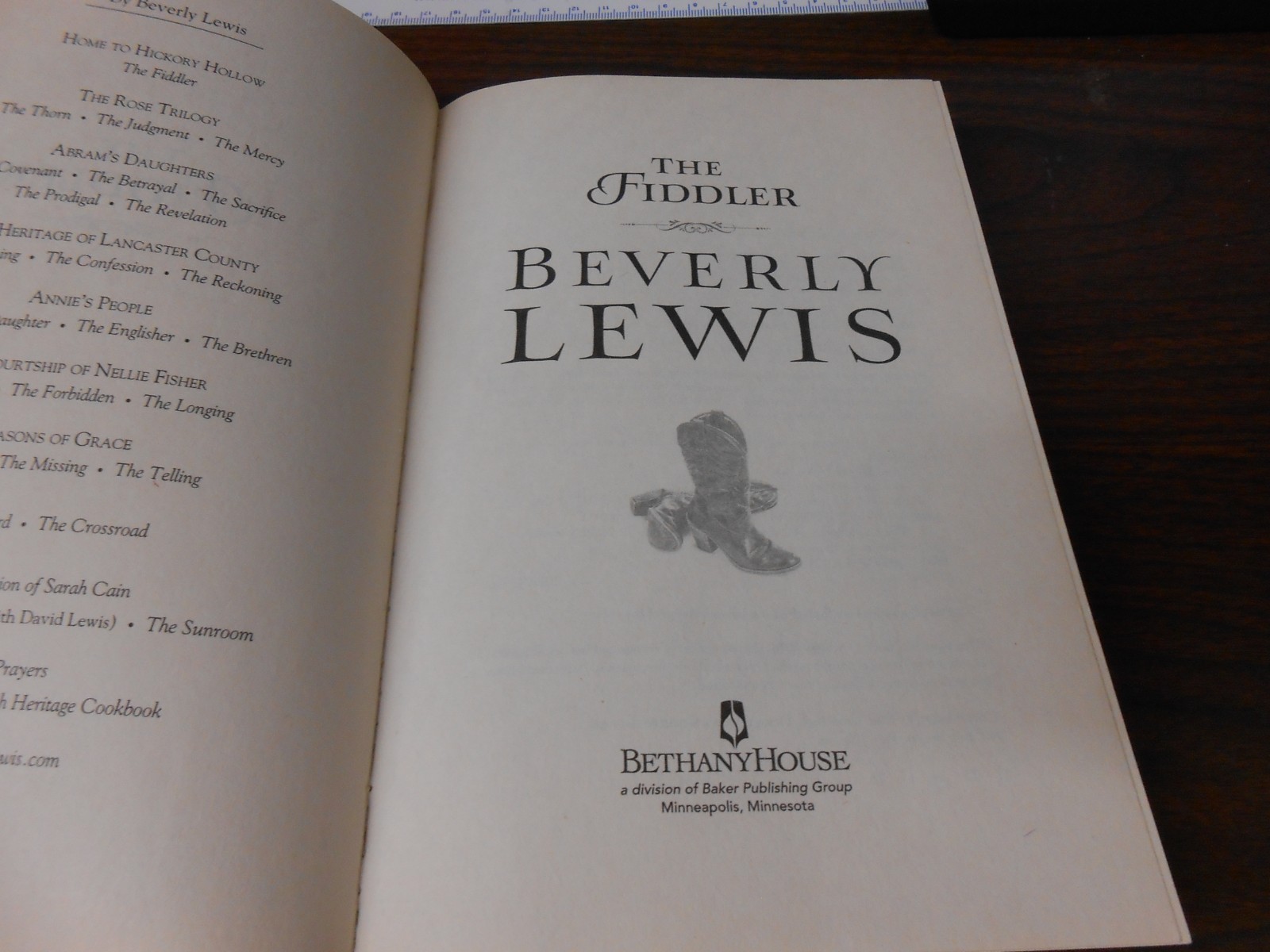 THE FIDDLER -BEVERLY LEWIS – 336 PAGES – PAPERBACK – PRE-OWNED – GOOD