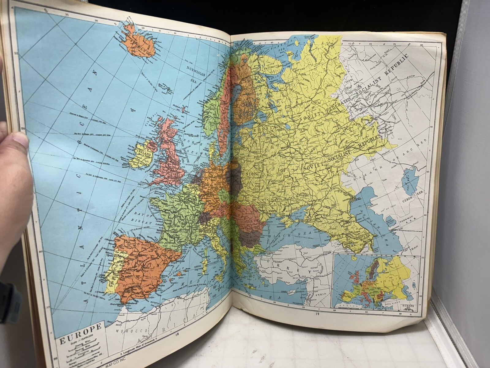 1962 Geographia World Atlas Newly Revised Edition 32 Pages Of Color Maps -MC1