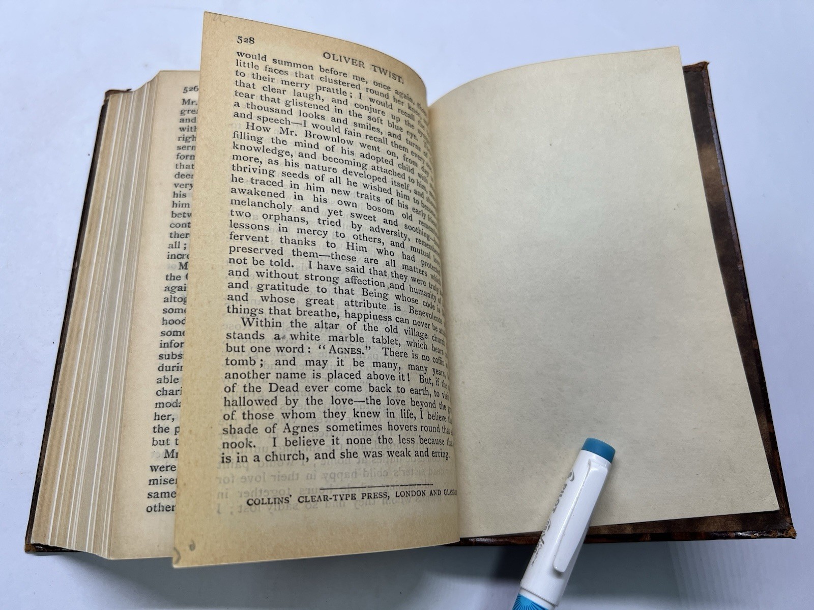 Oliver Twist by Charles Dickens: Collins Clear Type Press