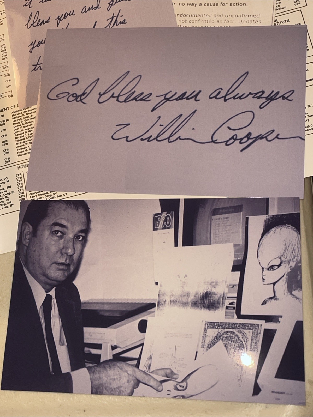 Behold a Pale Horse William Cooper Revised CFR Foldout NWO UFO Secret Conspiracy