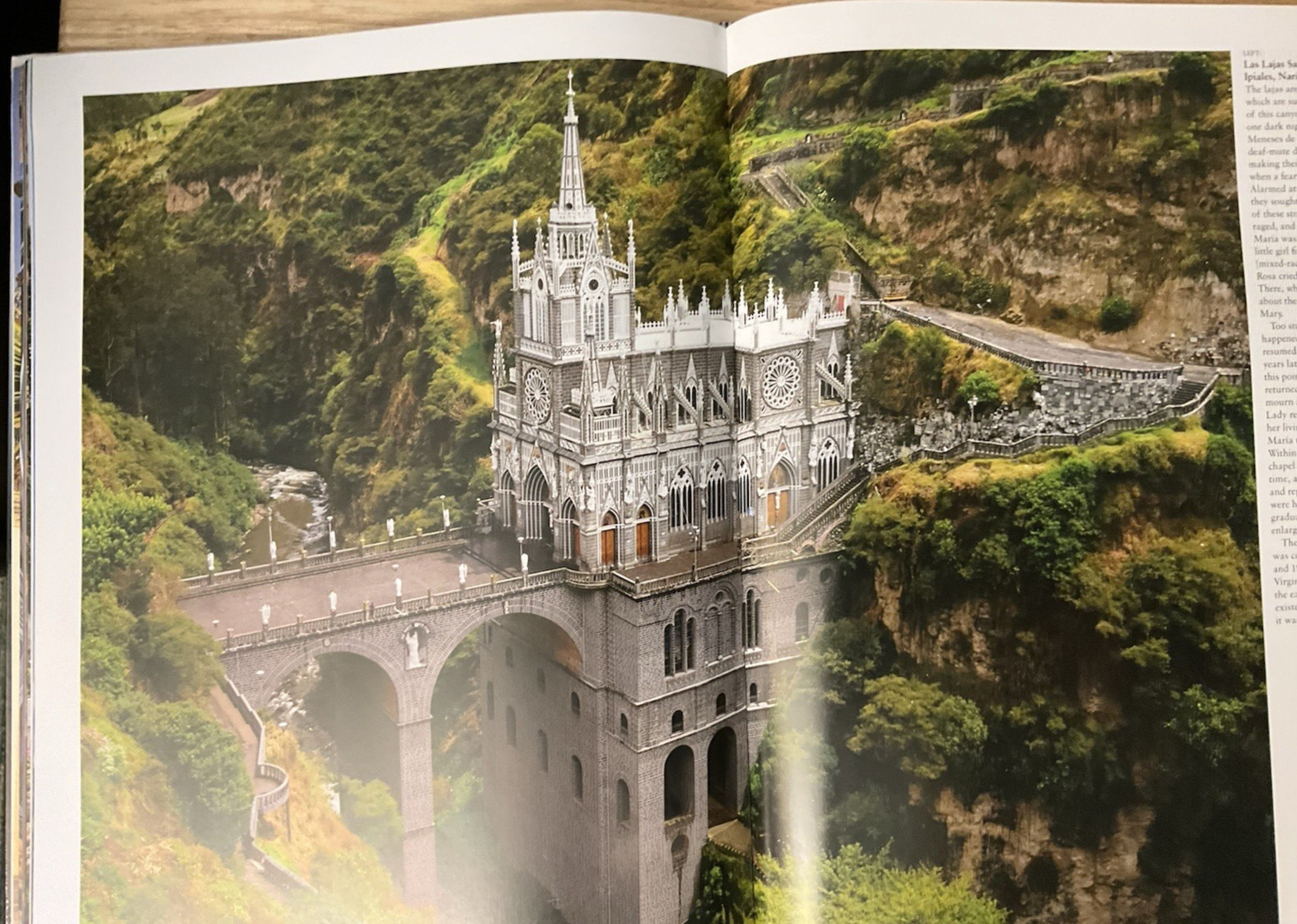 Amazing Churches of the World: More Than 100 Cathedrals, Chapels & Basilicas HC