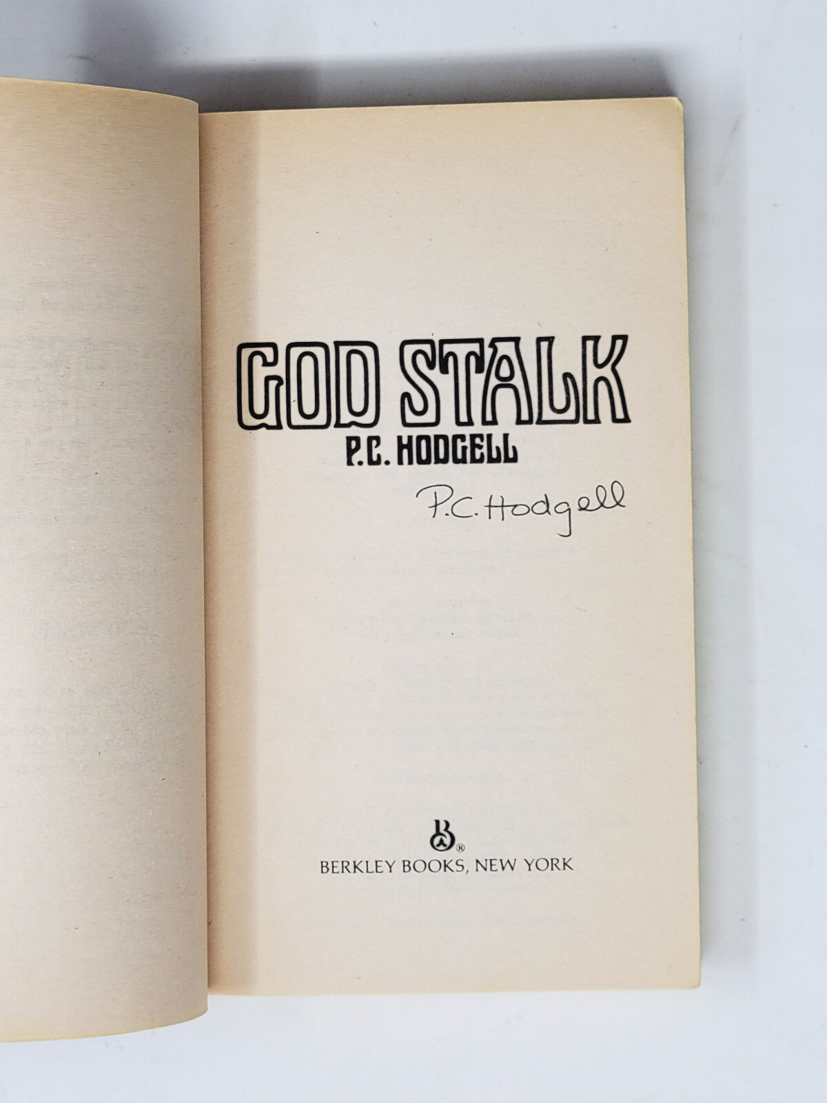 P. C. HODGELL SIGNED PAPERBACK 1ST – God Stalk Kencyrath, Book #1