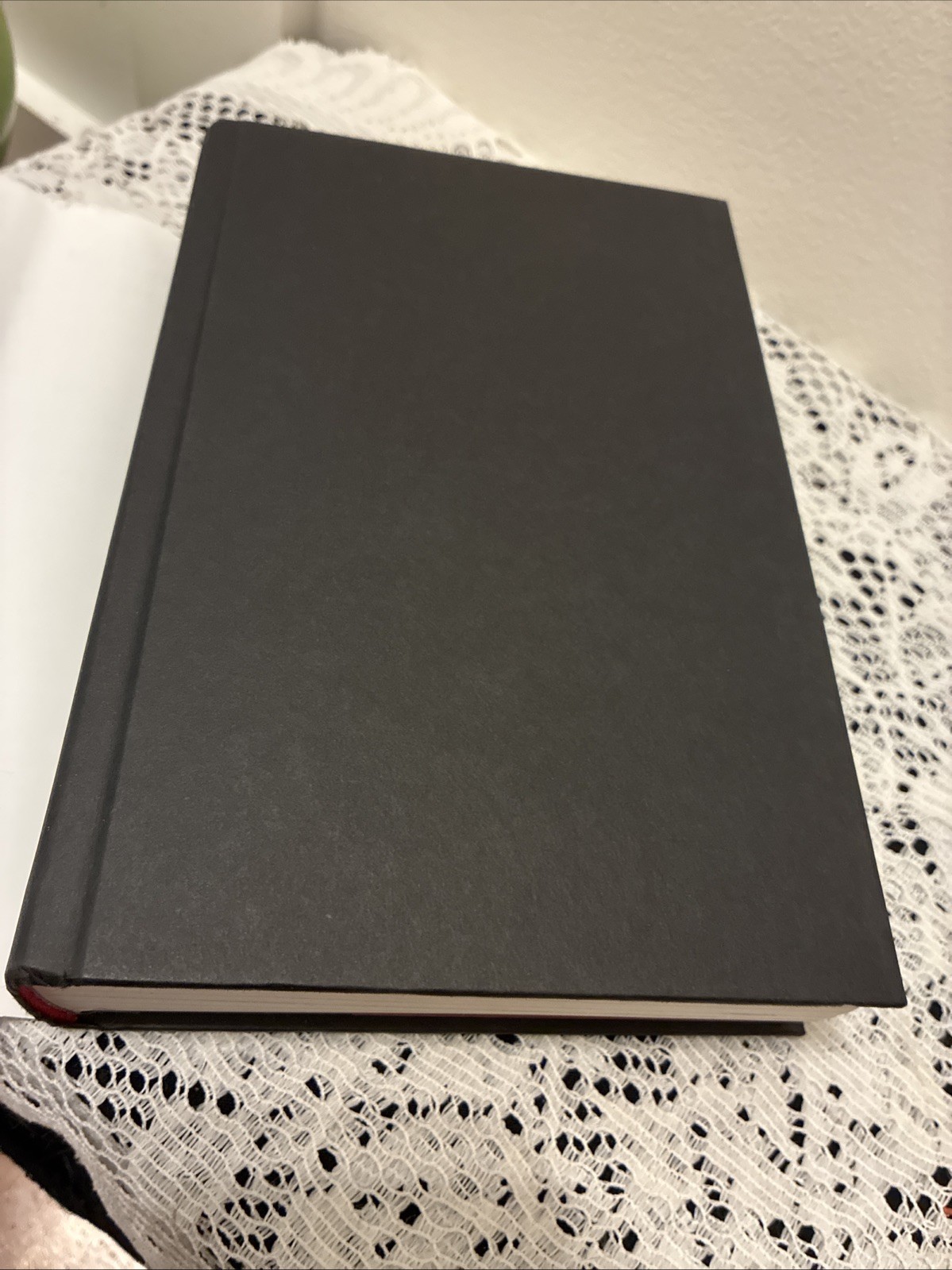 Twilight Saga Official Illustrated Guide Hardcover 1st Edition/Printing HCDJ
