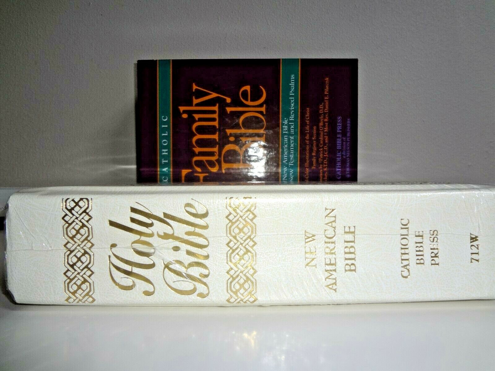 „Catholic Family Bible“ NEW Ivory And Gold 11″ x 9″ Great Gift