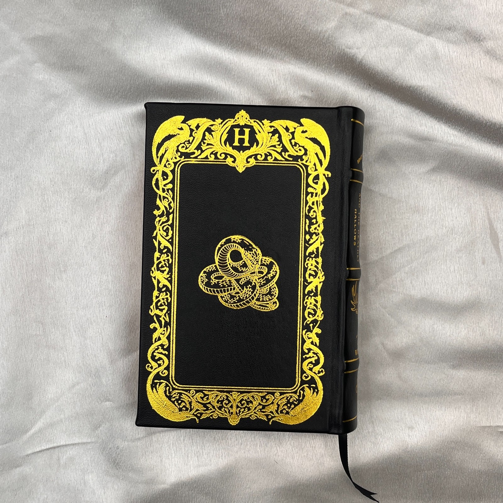 Harry Potter and the Deathly Hallows [Premium Leather Bound]