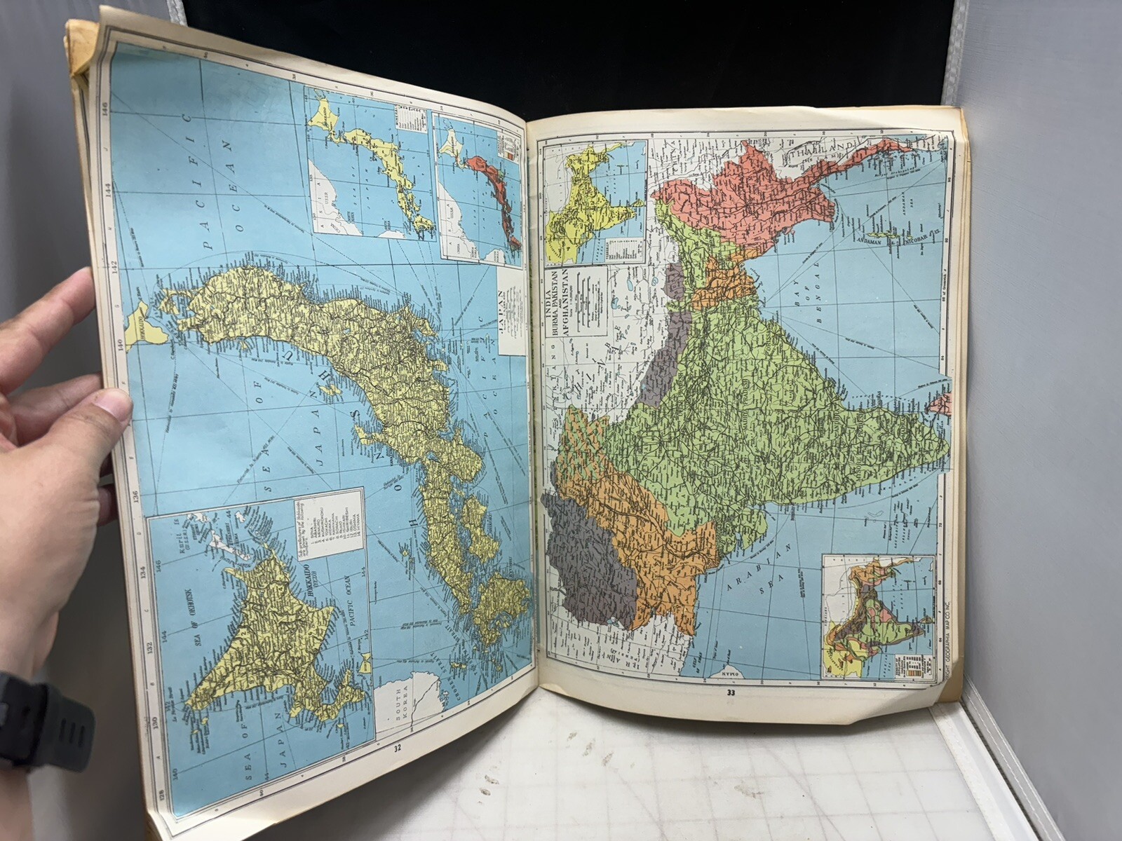 1962 Geographia World Atlas Newly Revised Edition 32 Pages Of Color Maps -MC1