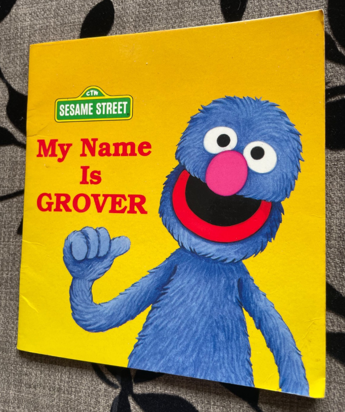 SESAME STREET. MY NAME IS GROVER. TISH RABE. 1994 – 15 BY 14CM. PAPERBACK.