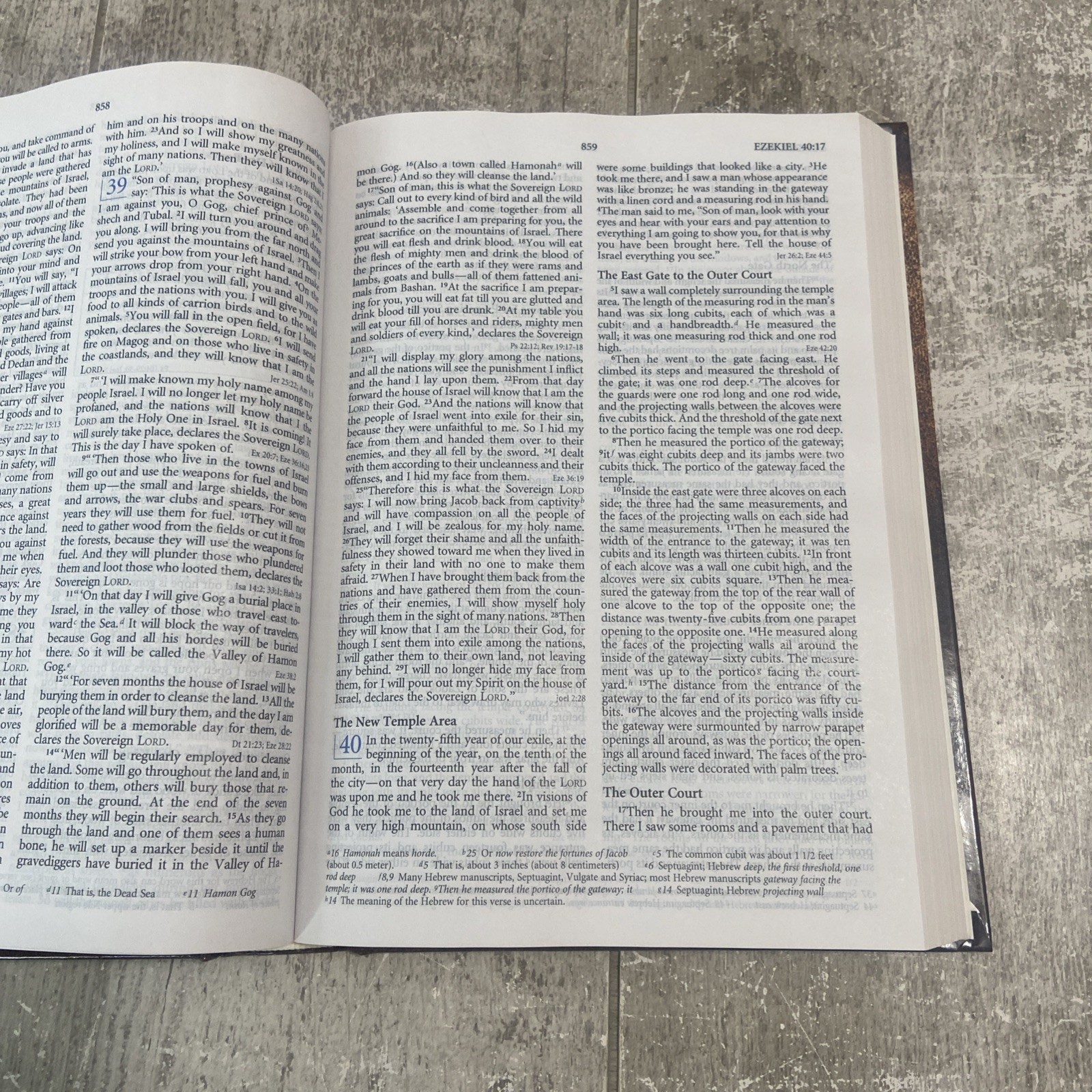The Living Insights Study Bible NIV By Charles R Swindoll (1996) HC