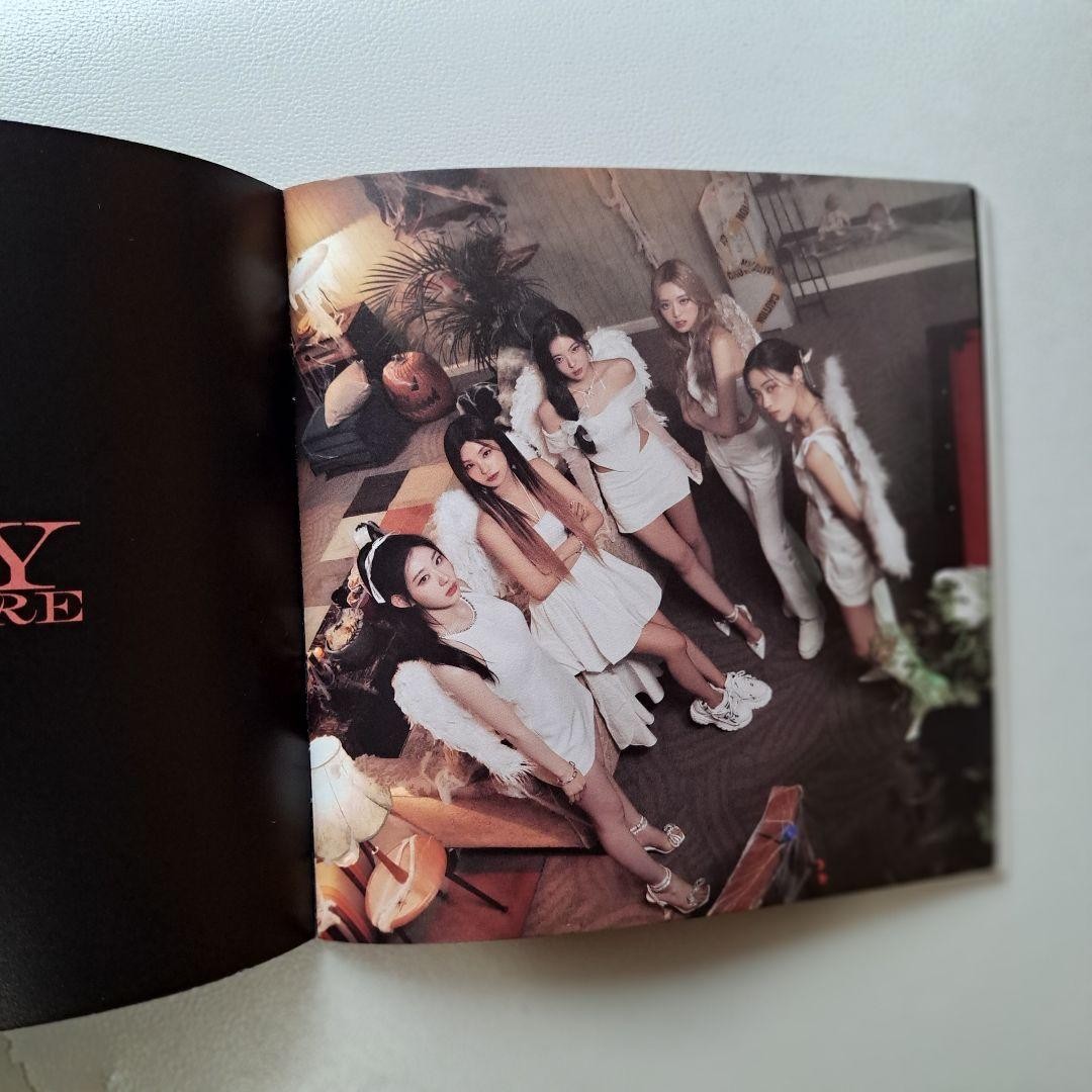 ITZY Photobook CHESHIRE 24 Pages 7.1in KPop Yeji Lia Ryujin Chaeryong Yuna