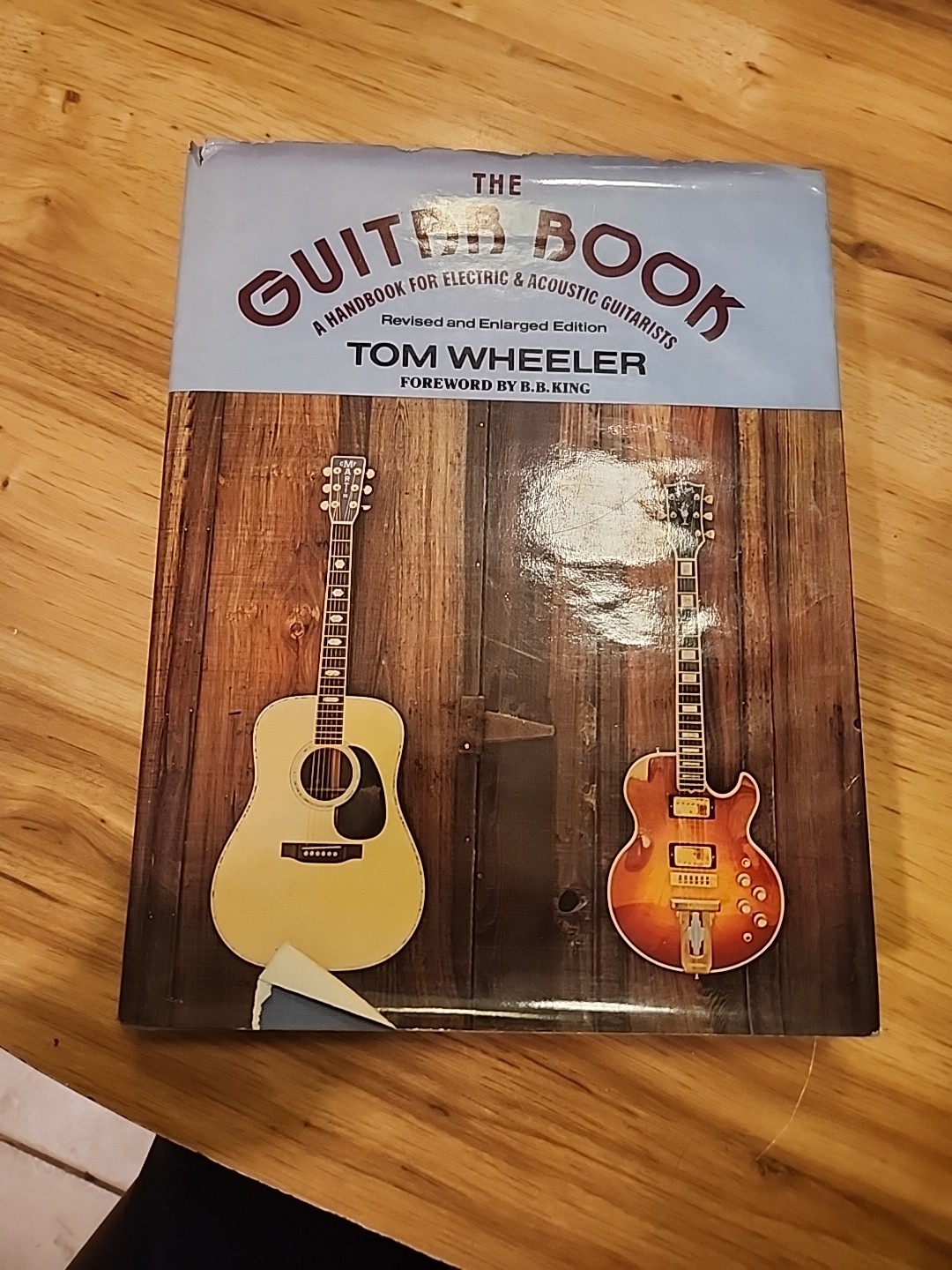 Guitar Book : A Handbook for Electric and Acoustic Guitarists by Tom Wheeler…