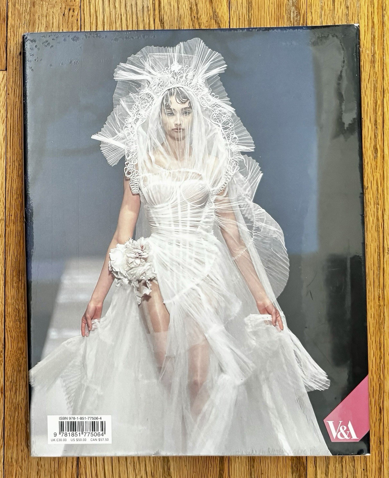 THE WEDDING DRESS : 300 YEARS OF BRIDAL FASHIONS by Edwina Ehrman