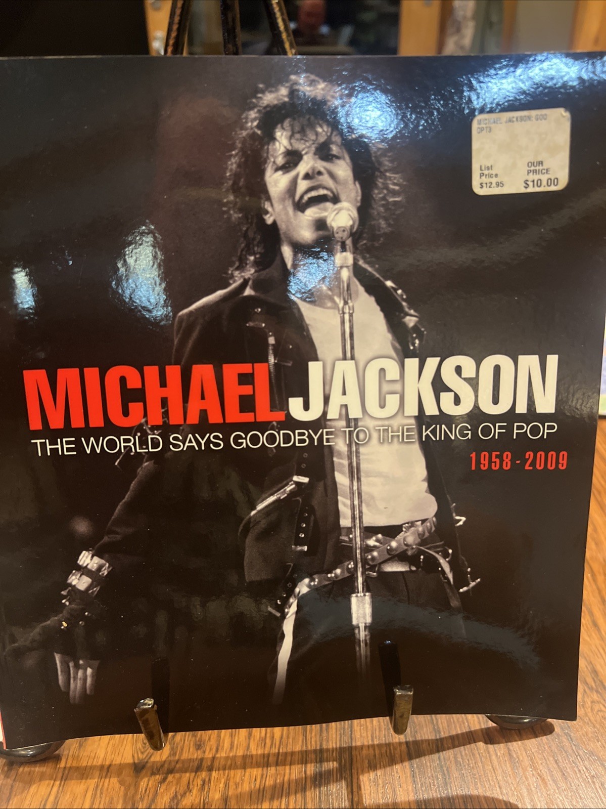 Michael Jackson : The World Says Goodbye to the King of Pop by Not Available…