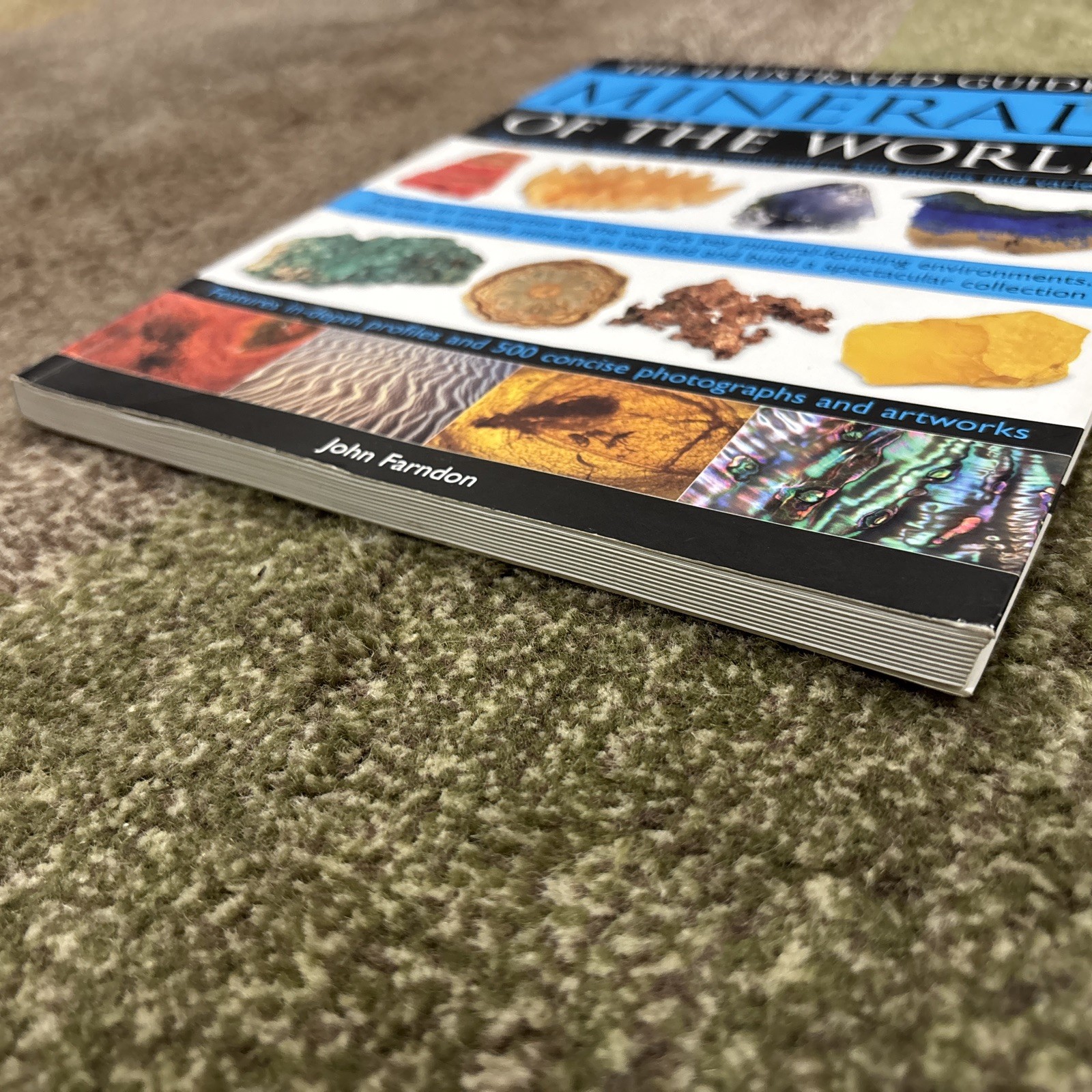 Illustrated Guide to Minerals of the World by John Farndon (Paperback)