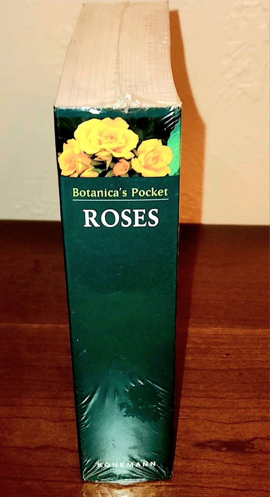 New! Sealed! BOTANICAS POCKET ROSES (Botanicas Pockets) Paperback By Susan Page